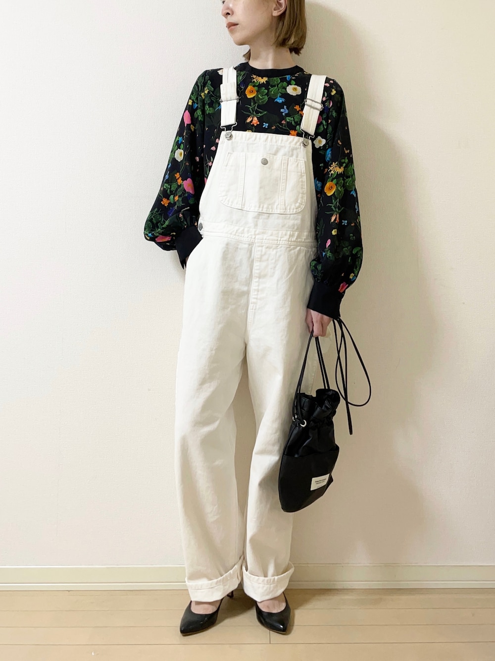 ブラック系のシャツ/ブラウス、ホワイト系のサロペット/オーバーオール、ブラック系のパンプスを着用したレディースの春コーディネートの1枚目の写真