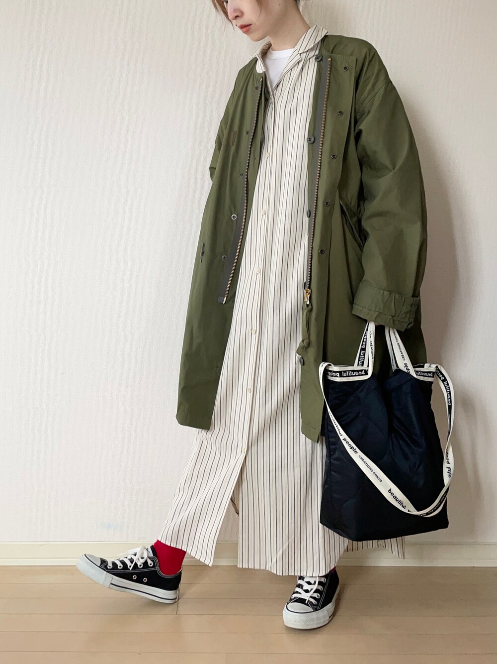 「コンバース、ワンピース、ミリタリー、カジュアル、ショルダーバッグ、converse、オーバーサイズ、ミリタリージャケット、ootd、シンプルコーデ、ゆったりコーデ、着回しコーデ、オトナカジュアル、秋冬コーデ、おしゃれさんと繋がりたい」｜「THE SHINZONEのFIELD PARKER（ミリタリージャケット、グリーン系）」を使った、𝐀𝐍𝐘さん（レディース・156cm）の秋コーディネートの1枚目の写真