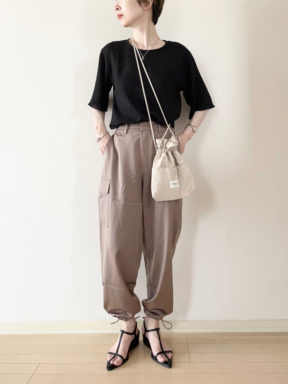 「サテンパンツ、カーゴパンツ、モカ、サンダル、サンダルコーデ、ショルダーバッグ、巾着バッグ、オトナカジュアル、大人カジュアル、カジュアルコーデ、シンプルコーデ、夏コーデ」｜「select MOCAの2023 SS 楊柳シフォンハーフスリーブブラウス（シャツ/ブラウス、ブラック系）」を使った、𝐀𝐍𝐘さん（レディース・156cm）の夏コーディネートの1枚目の写真