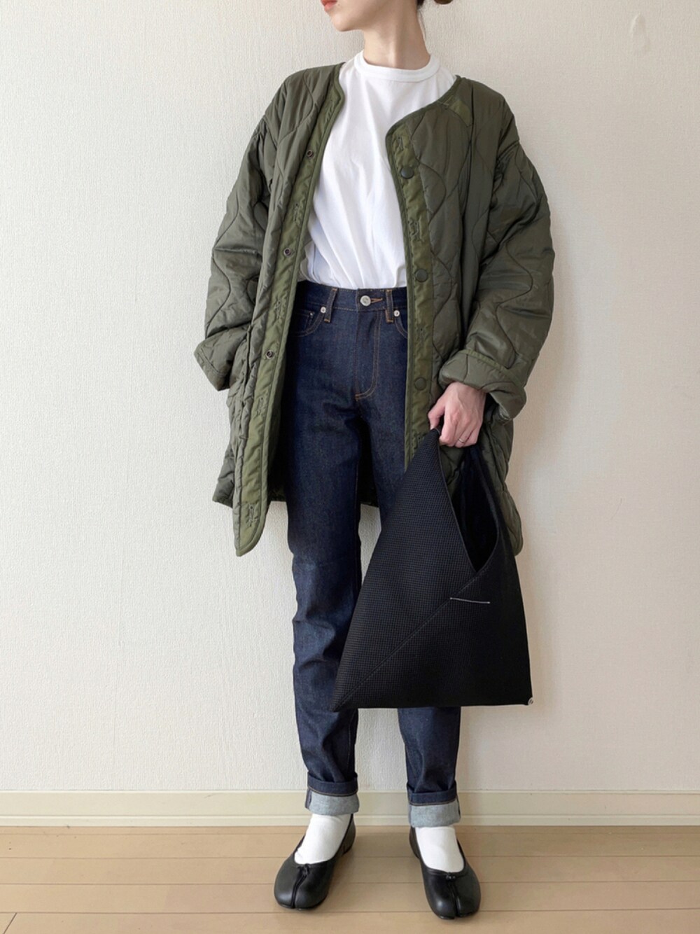 「デニム、カジュアル、シンプル、Tシャツ、キルティング、大人カジュアル、デニムパンツ、バレエシューズ、パンツスタイル、ラクチンコーデ、今日のコーデ、秋コーデ、秋冬コーデ、お洒落さんとつながりたい」｜「THE SHINZONEのFIELD PARKER（ミリタリージャケット、グリーン系）」を使った、𝐀𝐍𝐘さん（レディース・156cm）の秋コーディネートの1枚目の写真