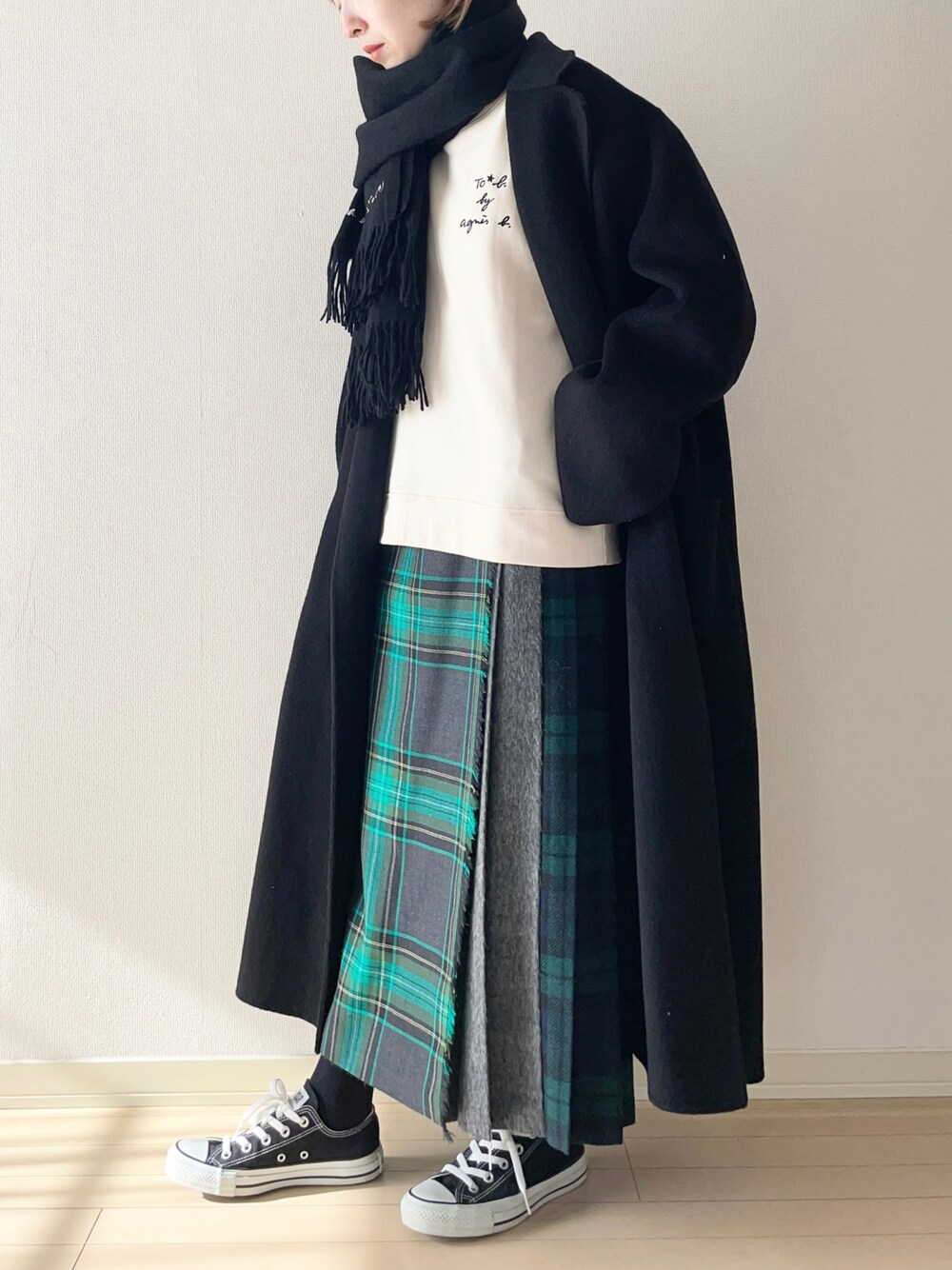 「オーバーコート、ロングコート、agnes b.、アニエスベー、ロゴスウェット、マフラー、ストール、チェックスカート、converse、コンバース、スニーカー、大人カジュアル、オトナカジュアル、カジュアルコーデ、冬コーデ」｜「TODAYFULのウールオーバーコート（チェスターコート、ブラック系）」を使った、𝐀𝐍𝐘さん（レディース・156cm）の冬コーディネートの1枚目の写真