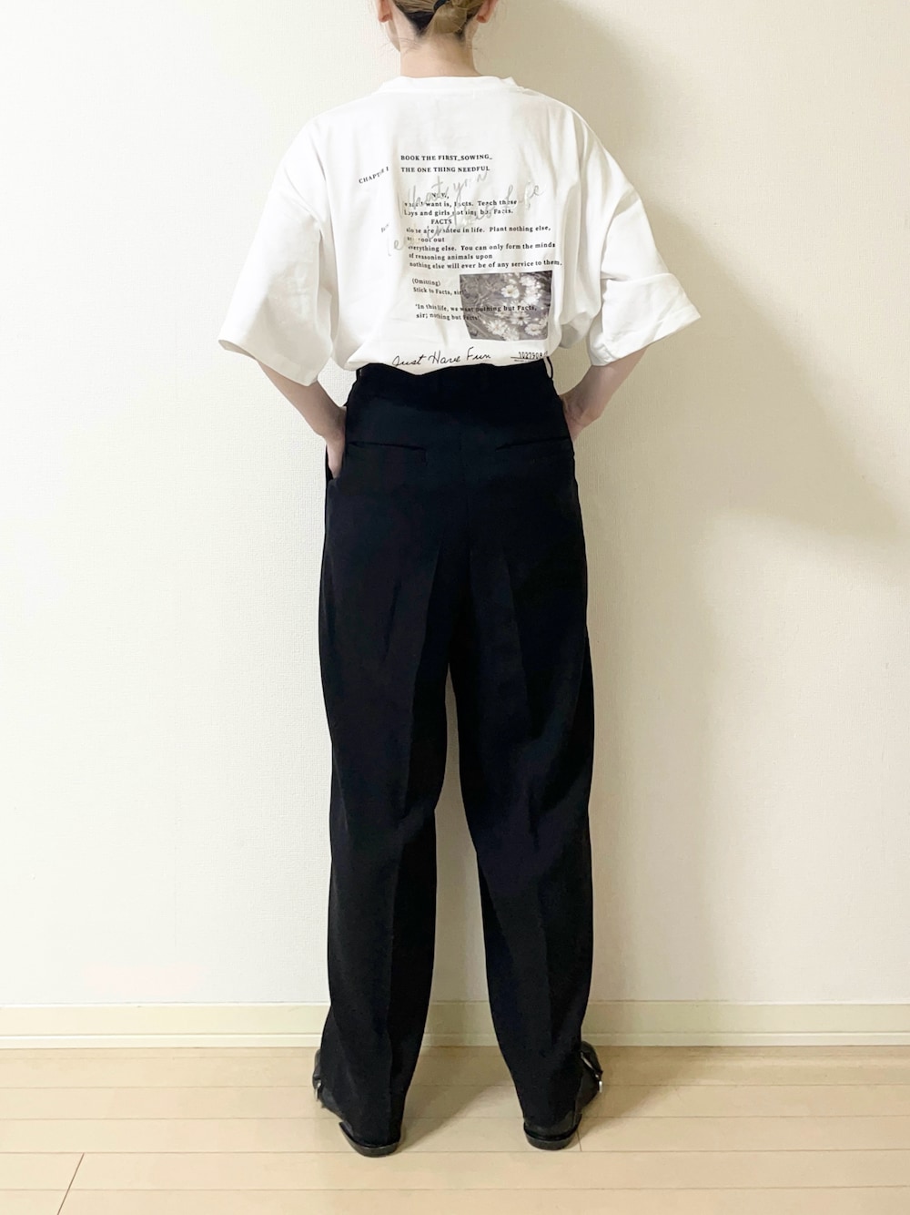 「オーバーサイズ、Tシャツ、ワイドパンツ、フラットシューズ、モノトーン、モノトーンコーデ、大人カジュアル、オトナカジュアル、カジュアルコーデ、シンプルコーデ」｜「tiptopのレタリングBIGTシャツ（Tシャツ/カットソー、ホワイト系）」を使った、𝐀𝐍𝐘さん（骨格ウェーブ・レディース・156cm）の春コーディネートの1枚目の写真