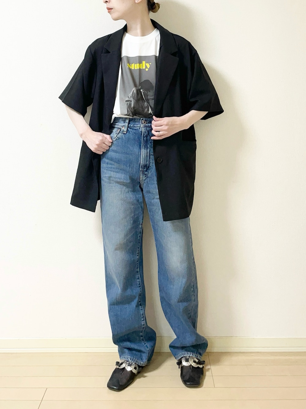 「テーラードジャケット、フォトT、プリントT、デニムパンツ、フラットシューズ、大人カジュアル、オトナカジュアル、カジュアルコーデ、シンプルコーデ」｜「tiptopの[セットアップ対応]リネンライク半袖テーラードジャケット（テーラードジャケット、ブラック系）」を使った、𝐀𝐍𝐘さん（骨格ウェーブ・レディース・156cm）の春コーディネートの1枚目の写真