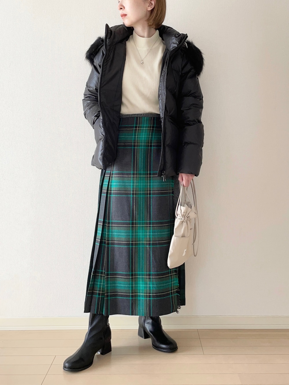 「Calvin Klein、カルバンクライン、ダウンジャケット、ハイネックニット、チェックスカート、ショートブーツ、ショルダーバッグ、巾着バッグ、秋コーデ、秋冬コーデ、冬コーデ、大人カジュアル、オトナカジュアル」｜「Calvin Kleinのリアルダウンジャケット（ダウンジャケット/コート、ブラック系）」を使った、𝐀𝐍𝐘さん（レディース・156cm）の秋コーディネートの1枚目の写真