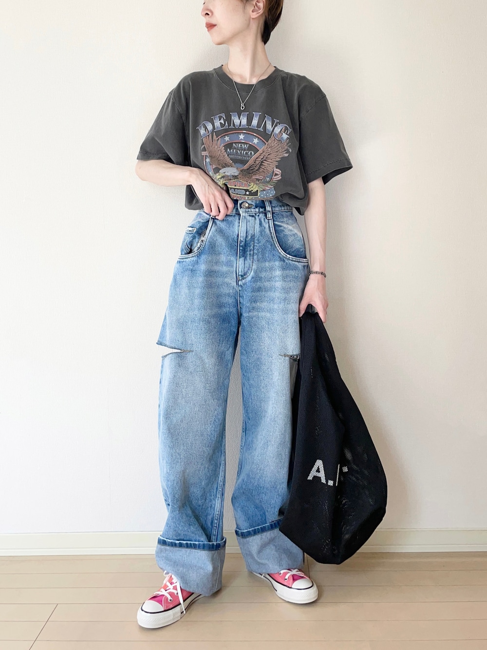 「ロゴT、プリントT、ロックT、Tシャツ、デニム、デニムパンツ、スニーカー、コンバース、converse、大人カジュアル、オトナカジュアル、カジュアルコーデ、夏コーデ、夏だ！Tシャツ着よう！」｜「GOOD ROCK SPEEDの【GOOD ROCK SPEEDxSPICKSPAN】 PACK TEE（Tシャツ/カットソー、ブラック系）」を使った、𝐀𝐍𝐘さん（レディース・156cm）の夏コーディネートの1枚目の写真