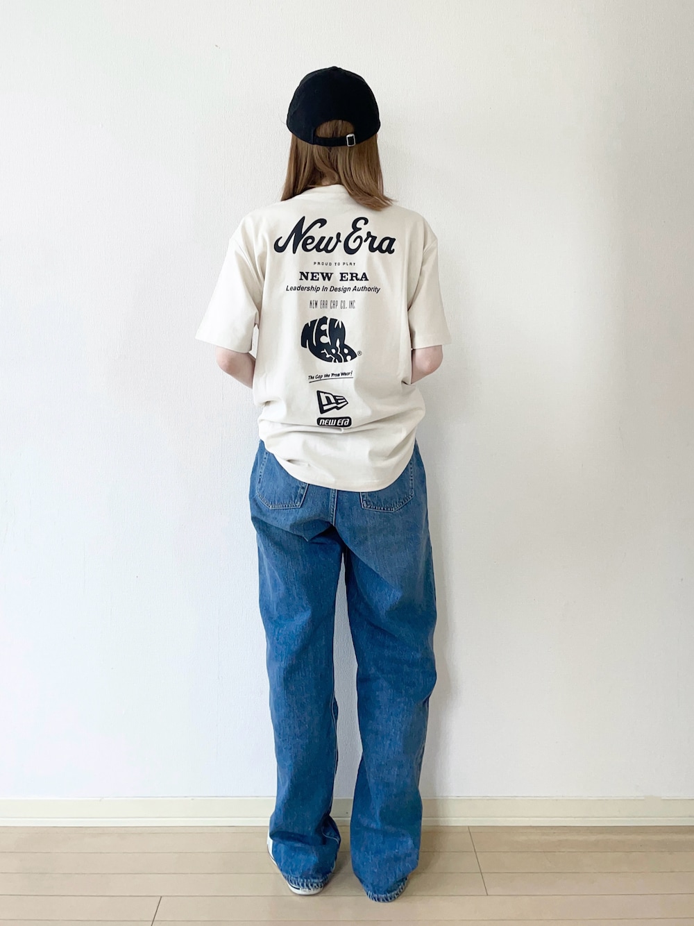 「夏ルックで気分アップ、デニム、カジュアルスタイル、ロゴT、デニムパンツ、スニーカー、コンバース、converse、大人カジュアル、オトナカジュアル、カジュアルコーデ、シンプルコーデ」｜「NEW ERAの【ユニセックス】NEW ERA/ニューエラ オーバーサイズ/バックプリントTシャツ 14670939/14670940/14670941（Tシャツ/カットソー、ベージュ系）」を使った、𝐀𝐍𝐘さん（骨格ウェーブ・レディース・156cm）の夏コーディネートの1枚目の写真