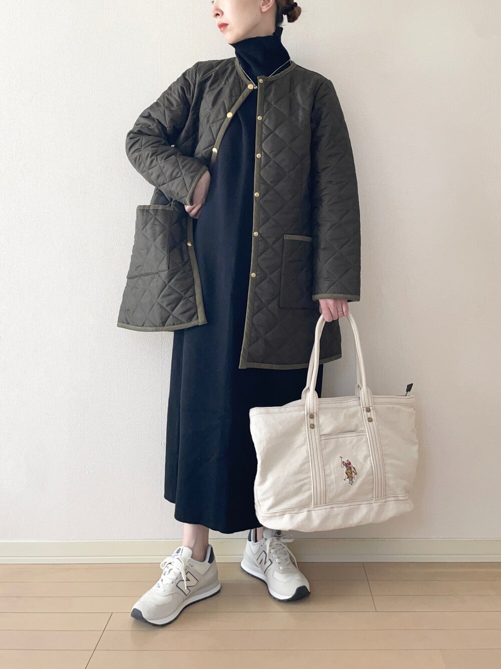 「Traditional Weatherwear、キルティングジャケット、ニットワンピース、ロングワンピース、New Balance、スニーカー、トートバッグ、USポロ、大人カジュアル、オトナカジュアル、カジュアルコーデ」｜「Traditional WeatherwearのARKLEY MIDDLE（その他アウター、グリーン系）」を使った、𝐀𝐍𝐘さん（レディース・156cm）の春コーディネートの1枚目の写真