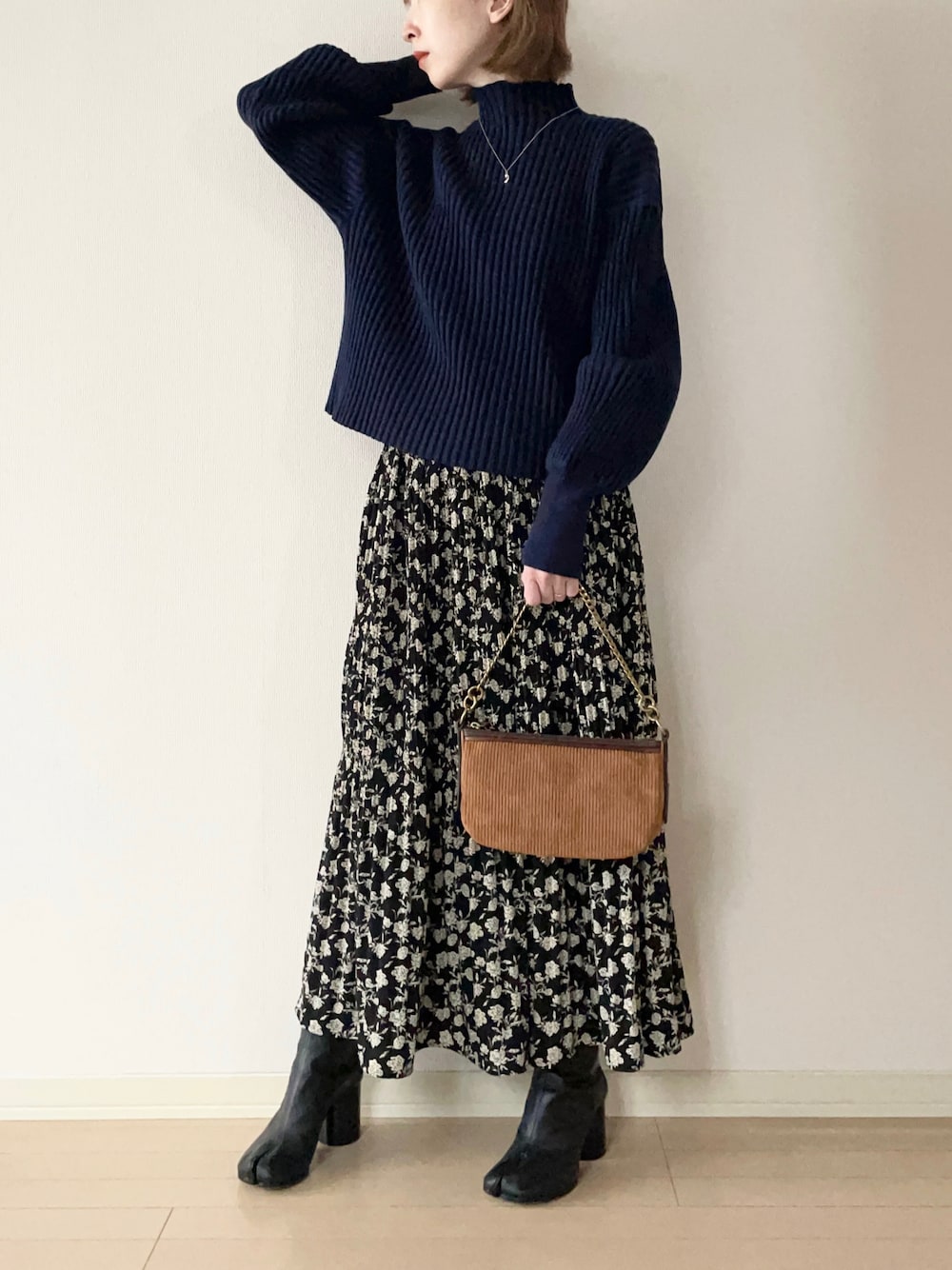 「renorm、リノーム、リブニット、花柄スカート、ロングスカート、ショートブーツ、足袋ブーツ、Fossil、FOSSILSTYLE、フォッシル、ハンドバッグ、大人カジュアル、オトナカジュアル、冬コーデ」｜「ReNormの【SET UP対応】リブニットプルオーバー（ニット/セーター、ブルー系）」を使った、𝐀𝐍𝐘さん（レディース・156cm）の冬コーディネートの1枚目の写真