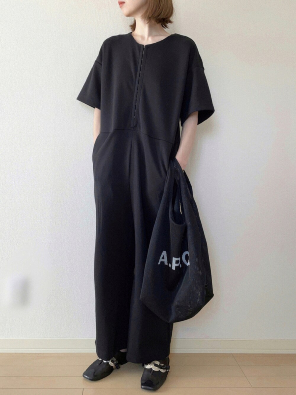 「ブラックコーデ、モノトーン、大人カジュアル、リラックススタイル、ootd、シンプルコーデ、メッシュバッグ、オトナ女子」｜「MEDE19FのＭＥＤＥ１９Ｆ　カットソーオールインワン（サロペット/オーバーオール、ブラック系）」を使った、𝐀𝐍𝐘さん（レディース・156cm）の秋コーディネートの1枚目の写真
