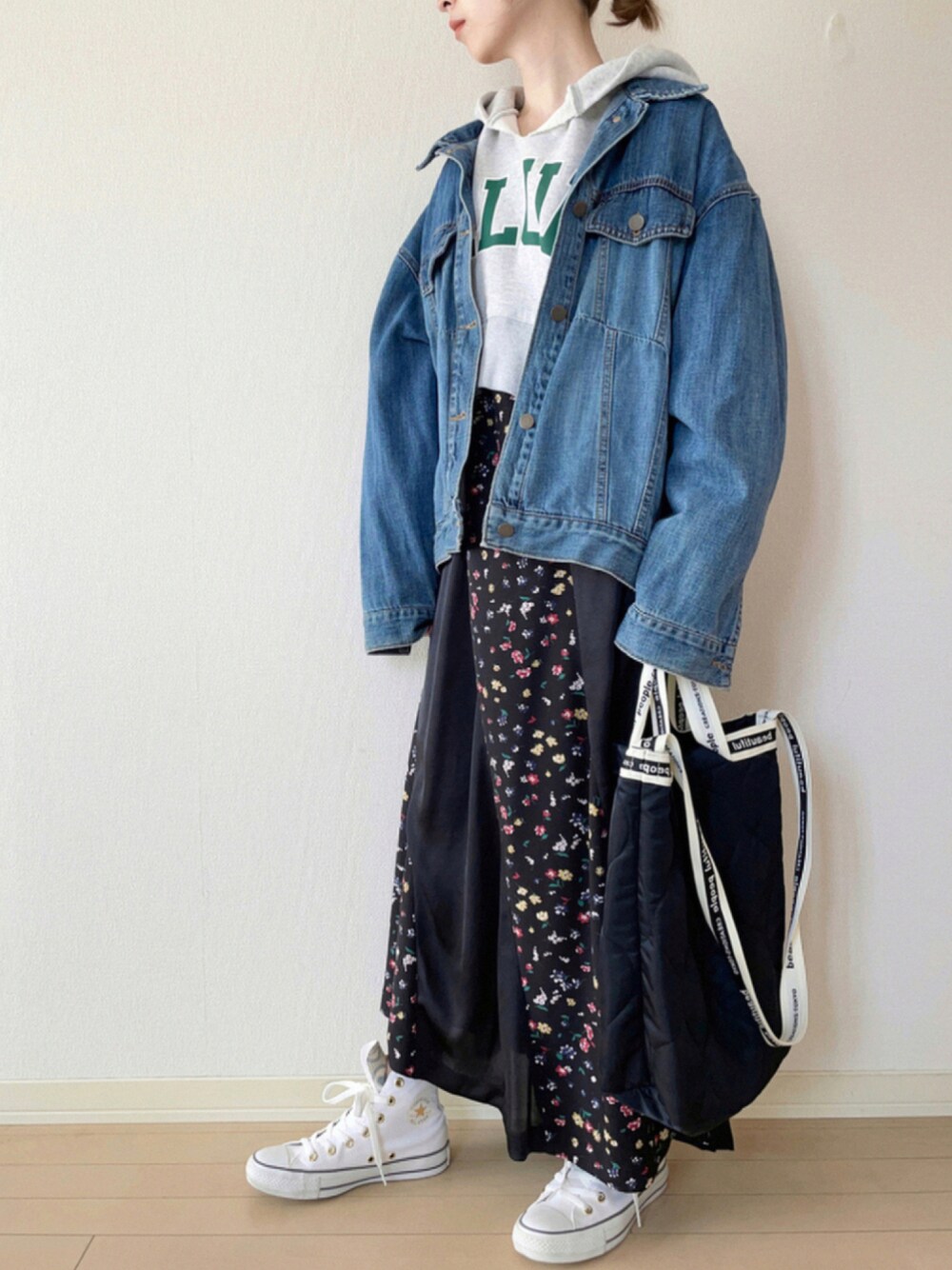 「スニーカー、コンバース、カジュアル、デニムジャケット、converse、Gジャン、ハイカットスニーカー、ootd、ロングワンピース、ワンピーススタイル、今日のコーデ、おしゃれさんと繋がりたい、だから秋服が好き」｜「CANAL JEANのkil （キル）  BIGデニムGジャン（デニムジャケット、ブルー系）」を使った、𝐀𝐍𝐘さん（レディース・156cm）の秋コーディネートの1枚目の写真