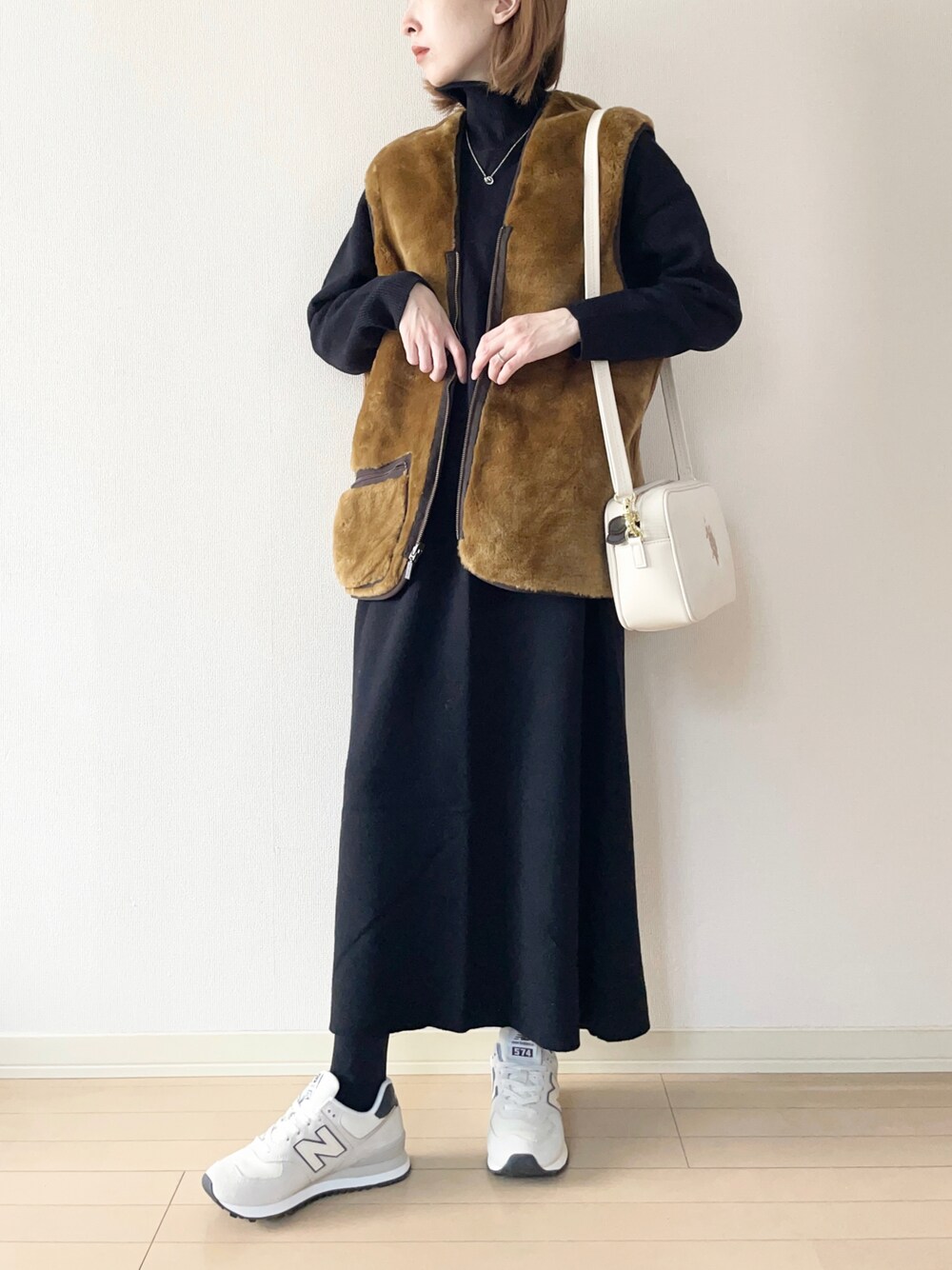 「ニットワンピース、barbour、ベスト、New Balance、スニーカー、ショルダーバッグ、オトナカジュアル、大人カジュアル、カジュアルコーデ、春めきシューズ、春カラー」｜「BEAUTY&YOUTH UNITED ARROWSのミラノリブ タートルネックニットワンピース -ウォッシャブル-（ワンピース、ブラック系）」を使った、𝐀𝐍𝐘さん（レディース・156cm）の冬コーディネートの1枚目の写真