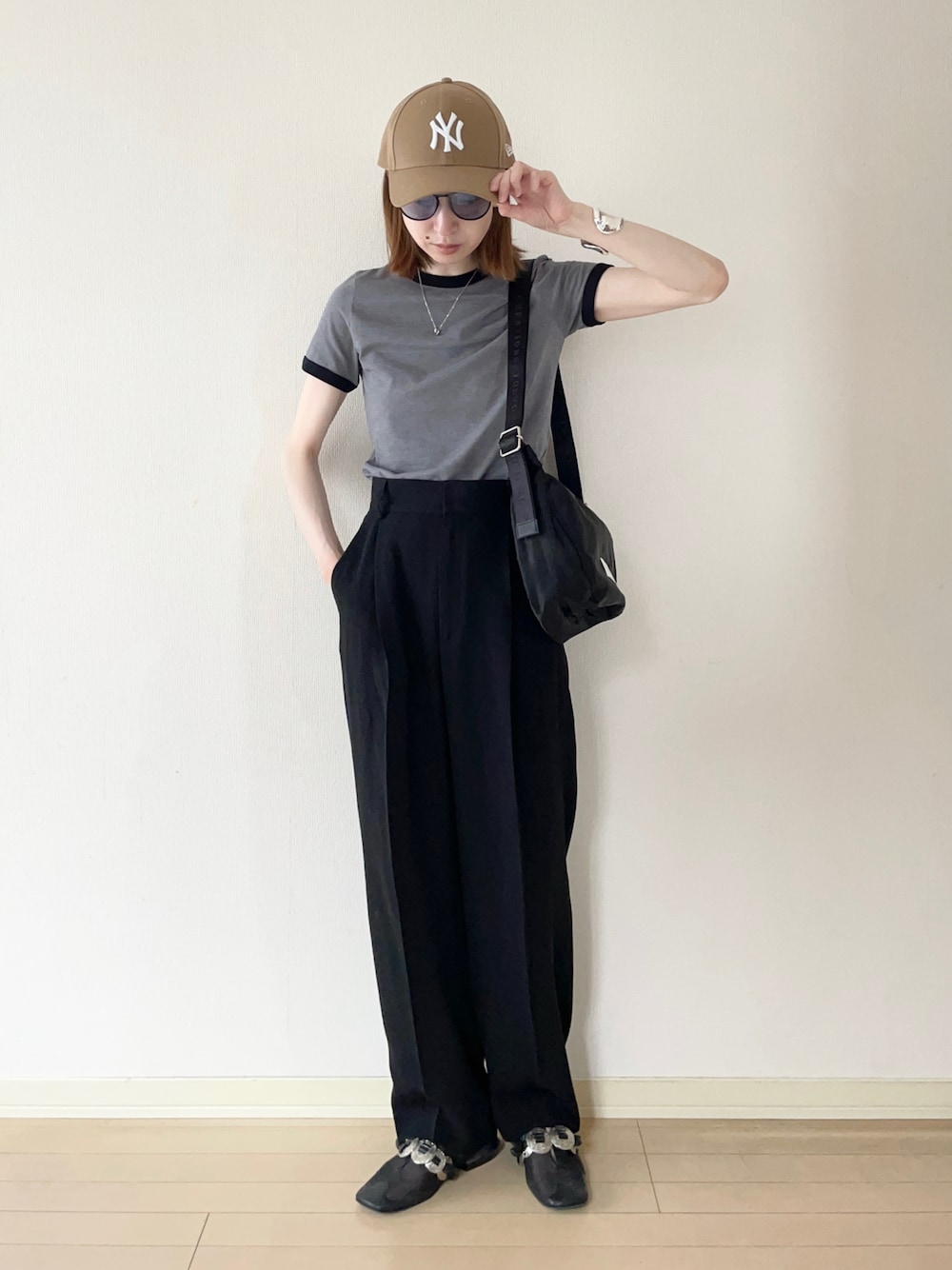 「夏コーデ、キャップ、リンガーTシャツ、ワイドパンツ、フラットシューズ、ショルダーバッグ、大人カジュアル、オトナカジュアル、カジュアルコーデ、シンプルコーデ」｜「NEW ERAのニューエラ ベースボールキャップ 帽子 MLB 9FORTY（キャップ、ベージュ系）」を使った、𝐀𝐍𝐘さん（骨格ウェーブ・レディース・156cm）の夏コーディネートの1枚目の写真