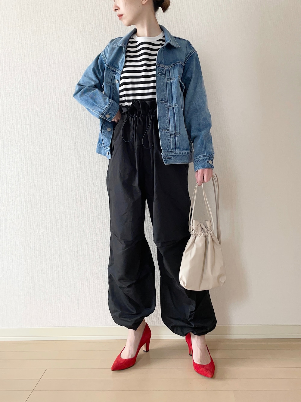 「春服デビュー宣言、春コーデ、デニムジャケット、ボーダートップス、パラシュートパンツ、Lee、パンプス、ショルダーバッグ、巾着バッグ、大人カジュアル、オトナカジュアル、カジュアルコーデ、差し色」｜「FRAMeWORKのデニムジャケット（デニムジャケット、ブルー系）」を使った、𝐀𝐍𝐘さん（レディース・156cm）の春コーディネートの1枚目の写真