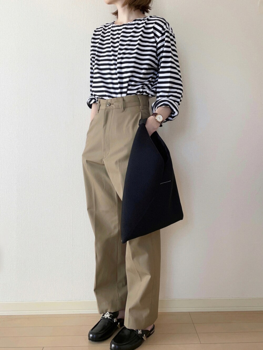 「カジュアル、ボーダー、チノパン、ベージュ、ローファー、秋のコーデ、大人カジュアル、パンツスタイル、ootd、シンプルコーデ、着回し抜群」｜「THE SHINZONEのMARINE BORDER TEE（Tシャツ/カットソー、ブラック系）」を使った、𝐀𝐍𝐘さん（レディース・156cm）の秋コーディネートの1枚目の写真