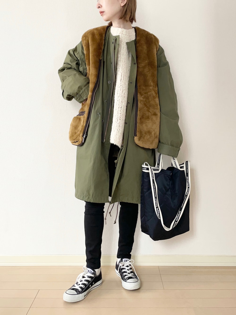 「barbour、ミリタリージャケット、ベストコーデ、ニット、レイヤードスタイル、スキニーデニム、スニーカー、converse、コンバース、ショルダーバッグ、大人カジュアル、オトナカジュアル、カジュアルコーデ、あったかコーデ、冬コーデ」｜「THE SHINZONEのFIELD PARKER（ミリタリージャケット、グリーン系）」を使った、𝐀𝐍𝐘さん（レディース・156cm）の冬コーディネートの1枚目の写真