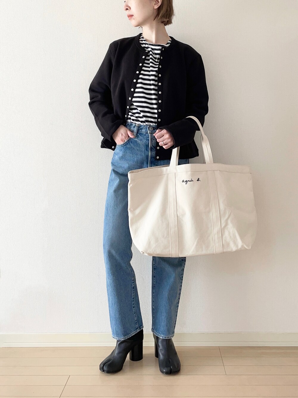 「agnes b.、アニエスベー、カーディガン、ボーダートップス、デニム、ショートブーツ、足袋ブーツ、トートバッグ、ロゴトート、オトナカジュアル、大人カジュアル、秋コーデ」｜「agnes b.のM001 CARDIGAN カーディガンプレッション（カーディガン/ボレロ、ブラック系）」を使った、𝐀𝐍𝐘さん（レディース・156cm）の秋コーディネートの1枚目の写真