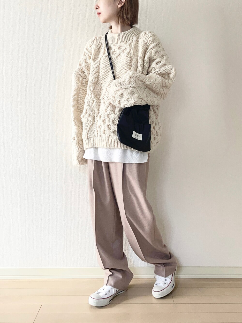 「クリスマスに着たい服、ニット、オーバーサイズ、スラックス、converse、コンバース、淡色コーデ、淡色女子、ショルダーバッグ、巾着バッグ、大人カジュアル、オトナカジュアル、冬コーデ」｜「TODAYFULのパターンハンドニット（ニット/セーター、ホワイト系）」を使った、𝐀𝐍𝐘さん（レディース・156cm）の冬コーディネートの1枚目の写真