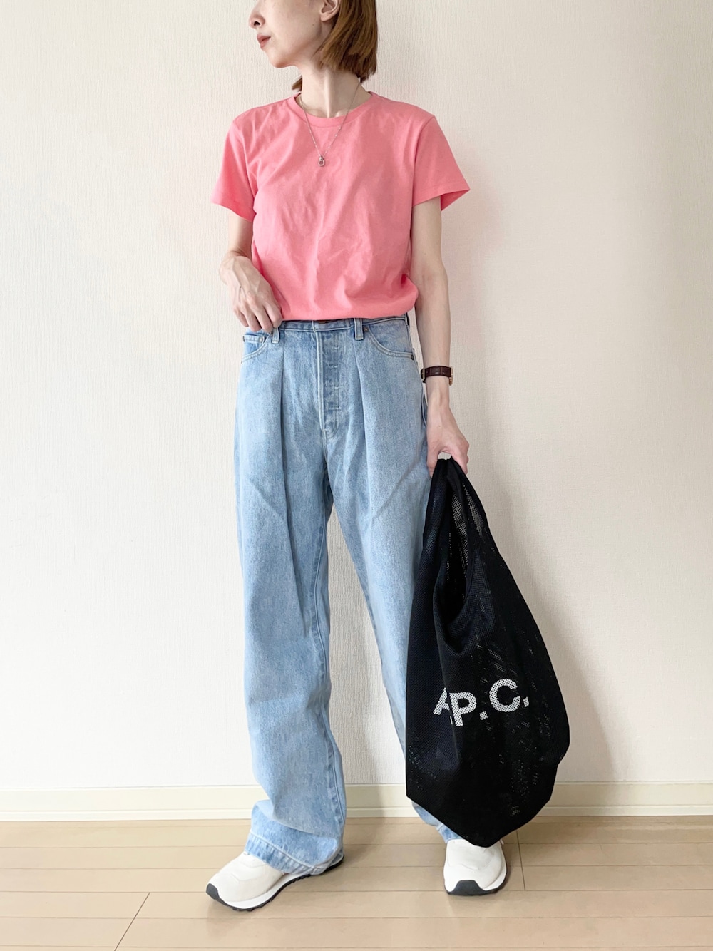 「このスタイルがお気に入り、Tシャツ、カラーコーデ、デニム、デニムパンツ、スニーカー、スニーカーコーデ、New Balance、A.P.C.、大人カジュアル、オトナカジュアル、カジュアルコーデ、シンプルコーデ」｜「AURALEEのアイテム（Tシャツ/カットソー、ピンク系）」を使った、𝐀𝐍𝐘さん（レディース・156cm）の夏コーディネートの1枚目の写真