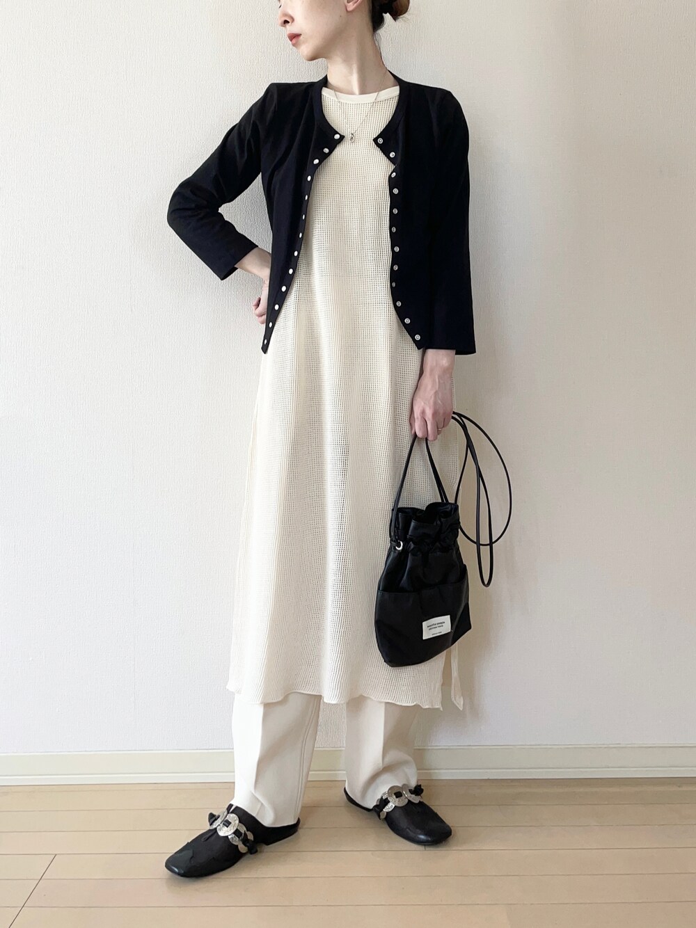 「モノトーン、モノトーンコーデ、agnes b.、アニエスベー、カーディガン、メッシュ、レイヤードスタイル、スラックス、ショルダーバッグ、巾着バッグ、オトナカジュアル、大人カジュアル、カジュアルコーデ、春コーデ」｜「agnes b.のJ000 CARDIGAN LE PETIT カーティガンプレッション（カーディガン/ボレロ、ブラック系）」を使った、𝐀𝐍𝐘さん（レディース・156cm）の春コーディネートの1枚目の写真