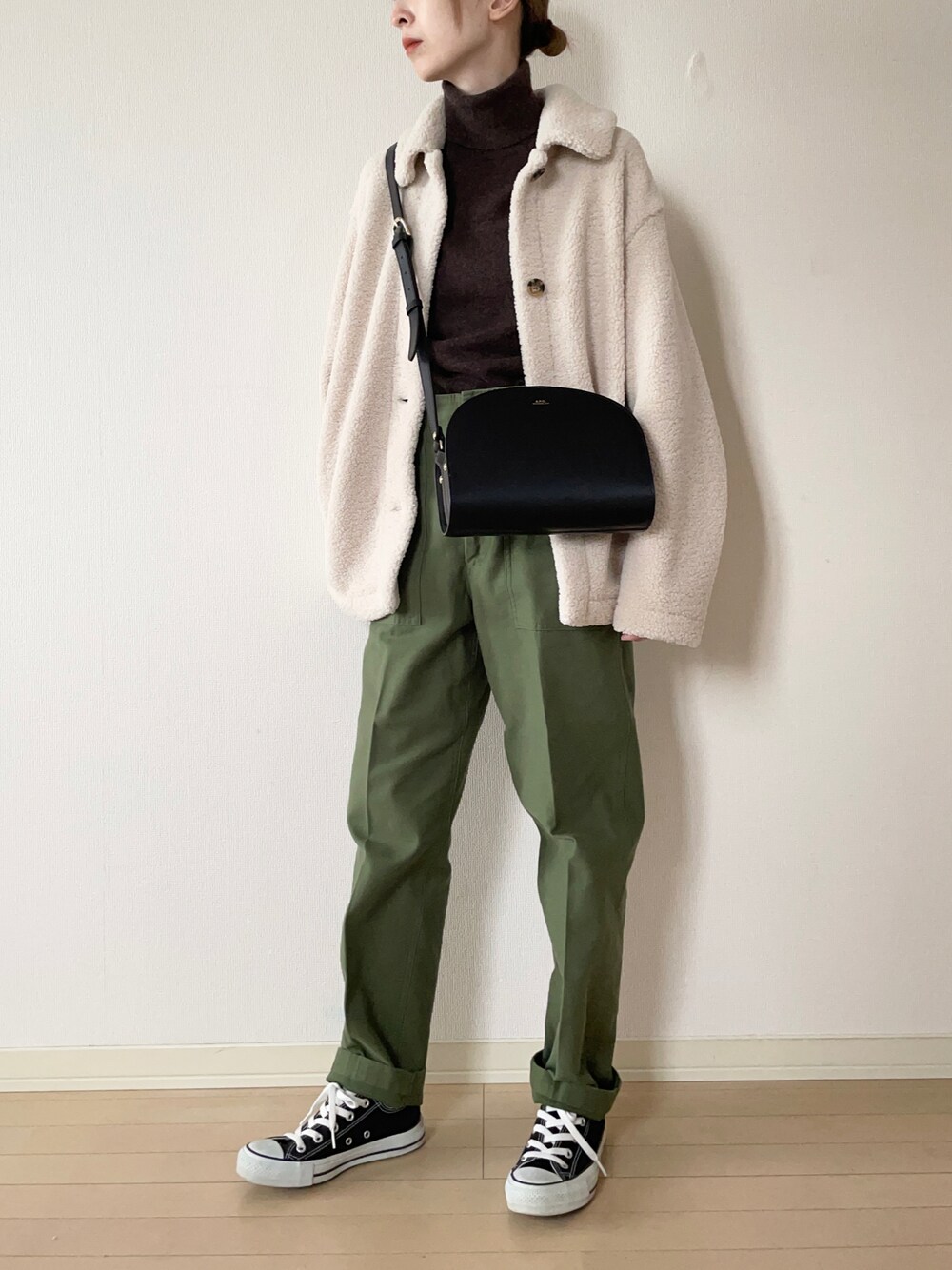 「冬コーデ、秋冬コーデ、あったかコーデ、パンツスタイル、おしゃれさんと繋がりたい、ootd、ニット、ボアフリースステンカラーショートコート、タートルネック、ベイカーパンツ、コンバース、converse、ショルダーバッグ、ボアジャケット、UNIQLO」｜「UNIQLOのボアフリースステンカラーショートコート（ステンカラーコート、ベージュ系）」を使った、𝐀𝐍𝐘さん（レディース・156cm）の冬コーディネートの1枚目の写真
