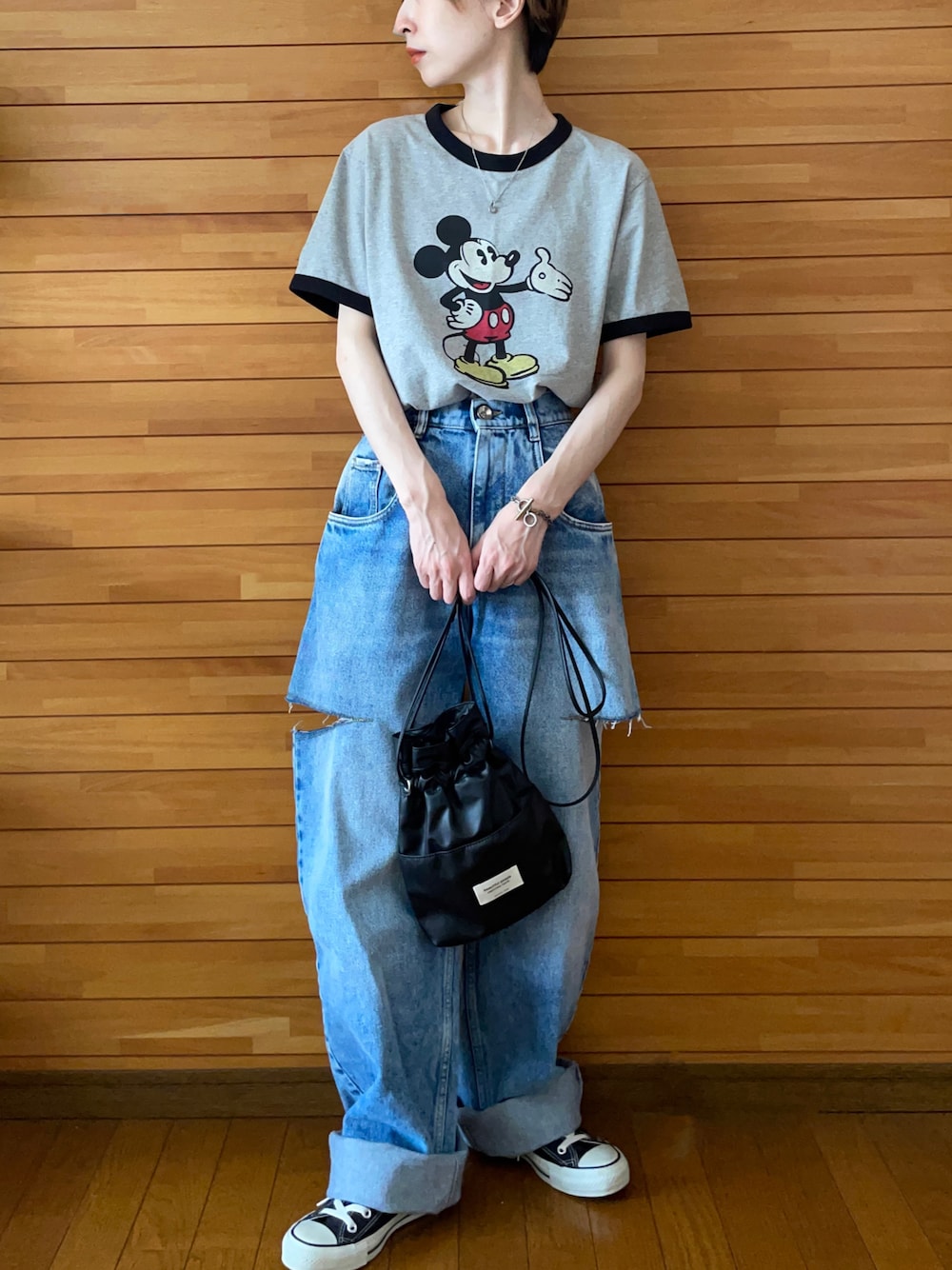 「ミッキーT、Tシャツ、Tシャツ×デニム、デニム、デニムパンツ、スニーカー、converse、コンバース、ショルダーバッグ、巾着バッグ、大人カジュアル、オトナカジュアル、カジュアルコーデ、夏コーデ、夏だ！Tシャツ着よう！」｜「UNIQLOのアイテム（Tシャツ/カットソー、グレー系）」を使った、𝐀𝐍𝐘さん（レディース・156cm）の夏コーディネートの1枚目の写真