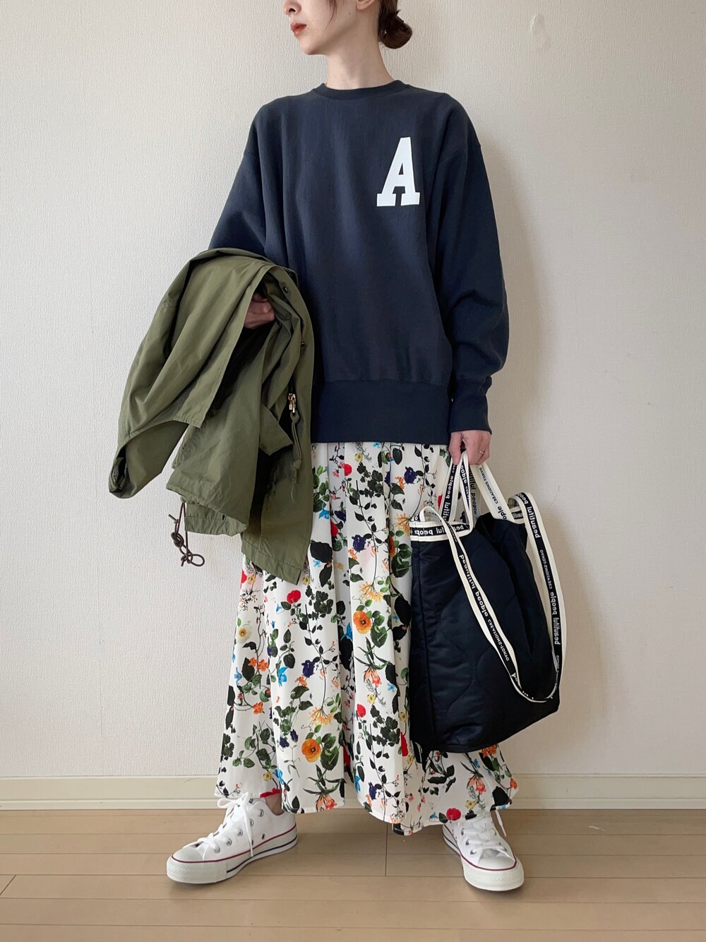 「スウェット、コンバース、ショルダーバッグ、converse、冬コーデ、ロングスカート、ミリタリージャケット、ボタニカル柄、カジュアルガーリー、NOISEMAKER、オトナカジュアル、お洒落さんとつながりたい、オトナ女子」｜「THE SHINZONEのFIELD PARKER（ミリタリージャケット、グリーン系）」を使った、𝐀𝐍𝐘さん（レディース・156cm）の冬コーディネートの1枚目の写真