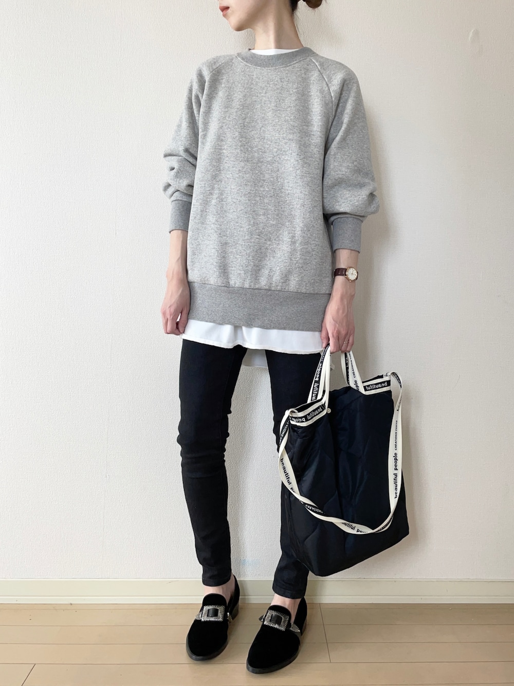 「だから秋服が好き、カジュアルコーデ、大人コーデ、秋服、ブラック、ootd、スウェット、ベロア、デニム、デニムパンツ」｜「THE SHINZONEのNEW COMMON SWEAT（スウェット、グレー系）」を使った、𝐀𝐍𝐘さん（レディース・156cm）の秋コーディネートの1枚目の写真
