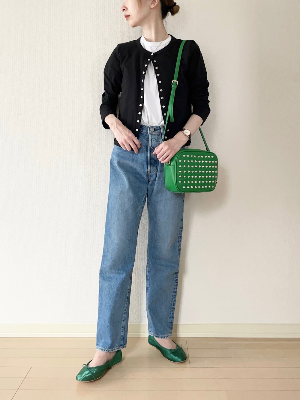 「カーディガン、agnes b.、アニエスベー、白Tシャツ、デニムパンツ、バレエシューズ、ショルダーバッグ、オトナカジュアル、大人カジュアル、カジュアルコーデ、春コーデ」｜「agnes b.のJ000 CARDIGAN LE PETIT カーティガンプレッション（カーディガン/ボレロ、ブラック系）」を使った、𝐀𝐍𝐘さん（レディース・156cm）の春コーディネートの1枚目の写真