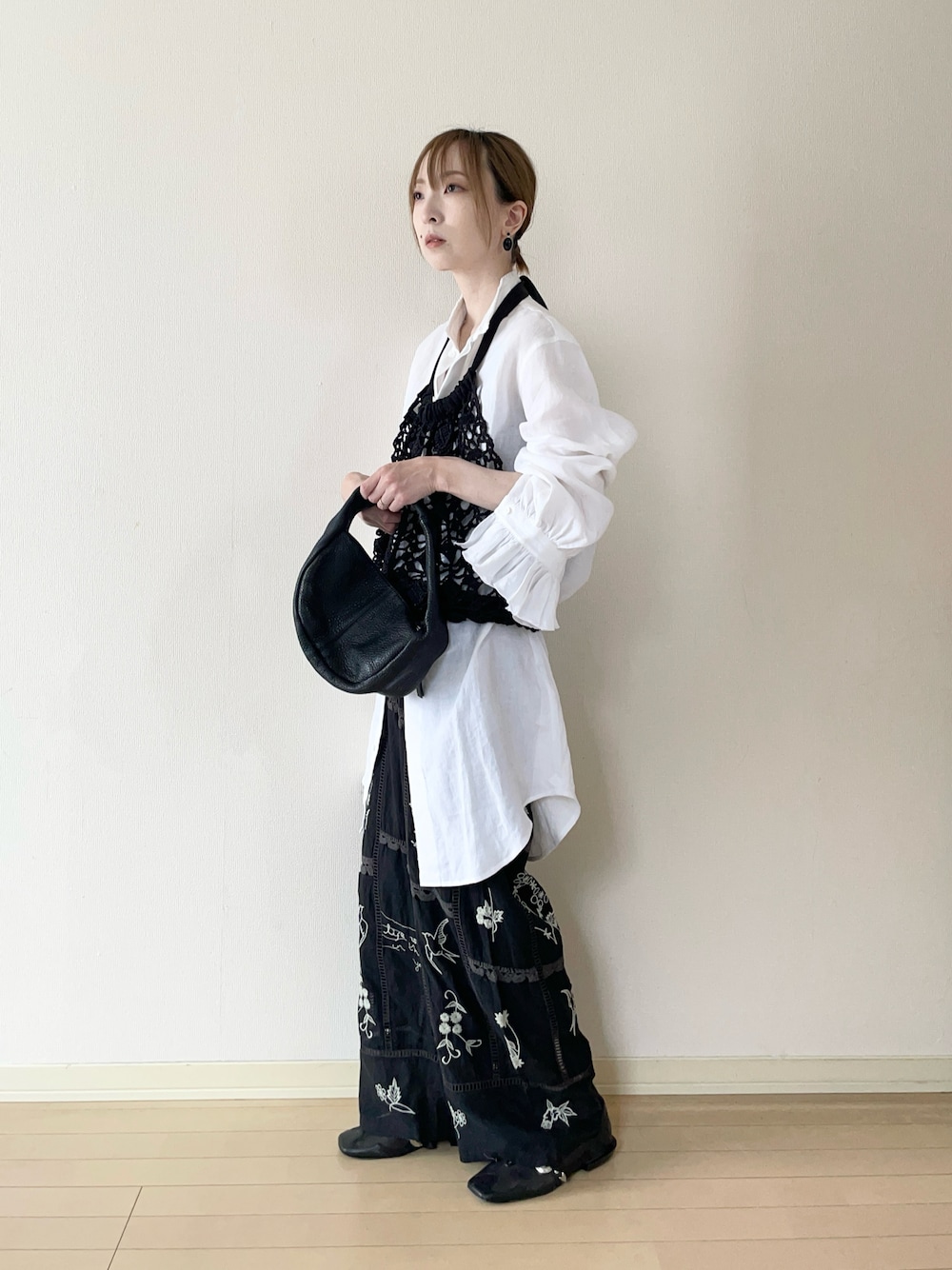 「大人カジュアル、オーバーサイズ、レイヤードスタイル、リラックススタイル、オトナカジュアル、カジュアルコーデ、シンプルコーデ、モノトーン、モノトーンコーデ」｜「BOURRIENNE ParisXのアイテム（シャツ/ブラウス、ホワイト系）」を使った、𝐀𝐍𝐘さん（骨格ウェーブ・レディース・156cm）の春コーディネートの1枚目の写真