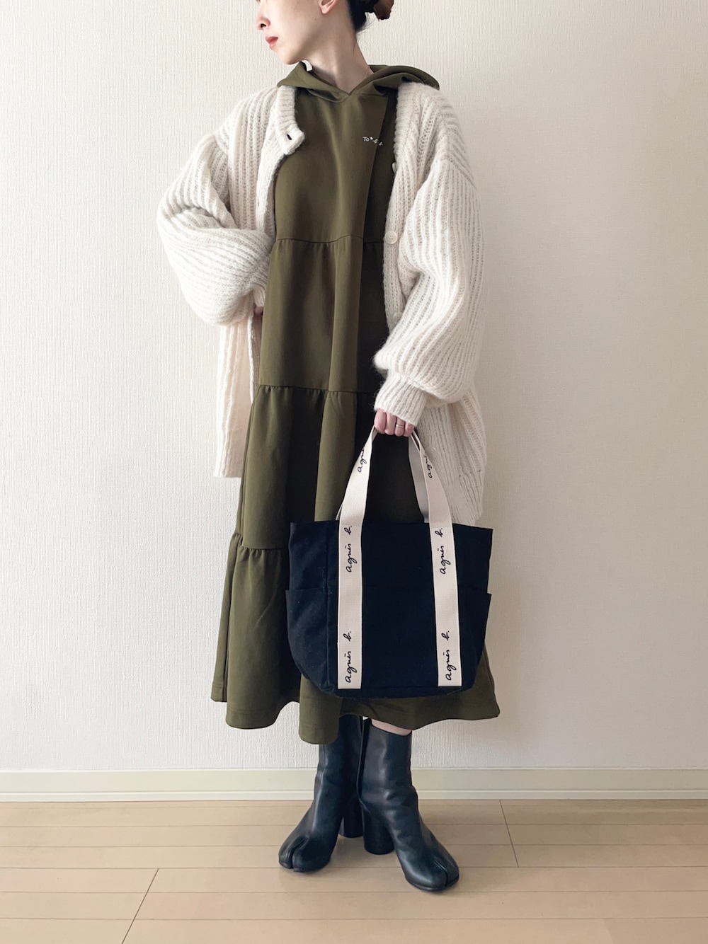 「春服デビュー宣言、To b. by agnes b.、tobbyagnesb、agnes b.、アニエスベー、ワンピース、カーディガン、ショートブーツ、足袋ブーツ、トートバッグ、オトナカジュアル、大人カジュアル、カジュアルコーデ、春コーデ」｜「NANO universeのLB.04/WEB限定 前後2WAYニット（カーディガン/ボレロ、ホワイト系）」を使った、𝐀𝐍𝐘さん（レディース・156cm）の春コーディネートの1枚目の写真