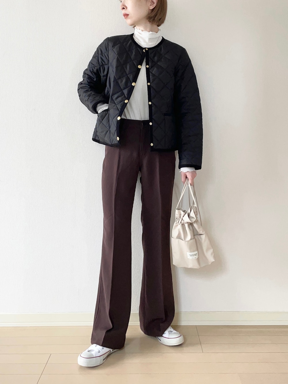「SOMETHING、サムシング、ARKLEY、キルティングジャケット、ハイネック、センタープレス、フレアパンツ、スニーカー、converse、コンバース、ショルダーバッグ、巾着バッグ、オトナカジュアル、大人カジュアル、秋コーデ」｜「Traditional WeatherwearのARKLEY（ノーカラージャケット、ブラック系）」を使った、𝐀𝐍𝐘さん（レディース・156cm）の秋コーディネートの1枚目の写真