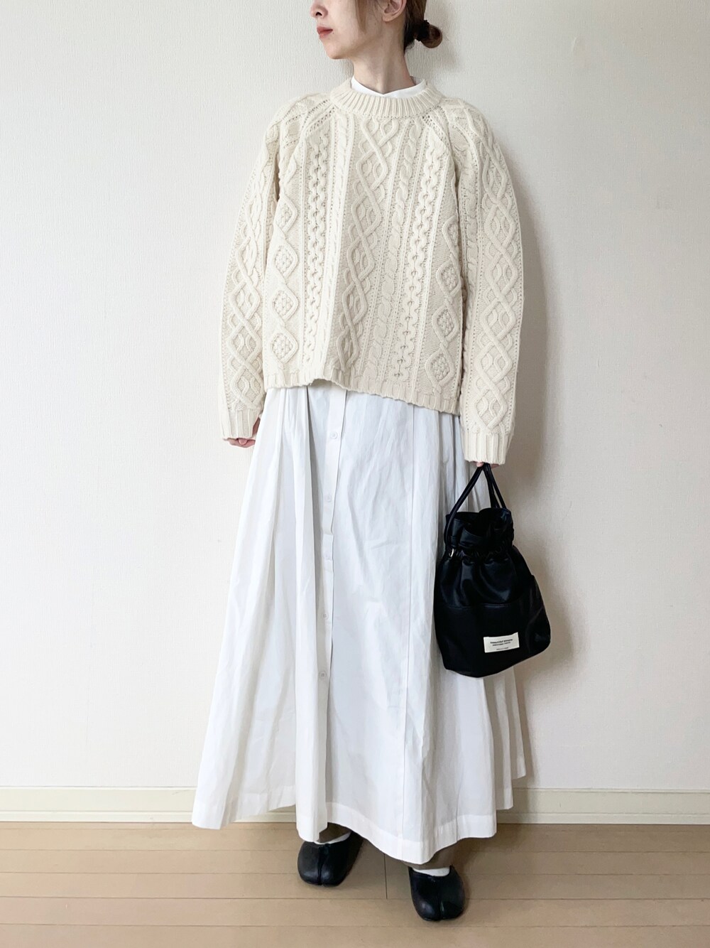 「オトナカジュアル、ootd、ワントーンコーデ、ホワイト、ロングワンピース、レイヤードスタイル、ニット、シンプルコーデ、シャツワンピ、ケーブルニット、バレエシューズ、タビシューズ、ショルダーバッグ、巾着バッグ」｜「THE SHINZONEのCABLE KNIT PULLOVER（ニット/セーター、ホワイト系）」を使った、𝐀𝐍𝐘さん（レディース・156cm）の冬コーディネートの1枚目の写真