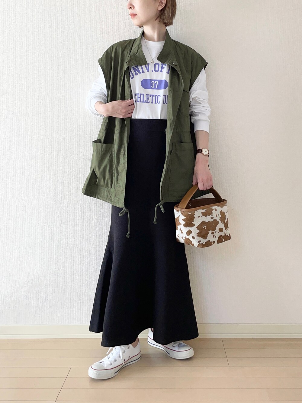 「ANGIE VINTAGE、angie_vintage、カレッジロゴ、ロゴT、ベスト、レイヤードスタイル、マーメイドスカート、スニーカー、コンバース、converse、ハンドバッグ、秋コーデ、大人カジュアル、オトナカジュアル」｜「DuKKahのDukkah/【低身長向け】ミリタリーベスト（ベスト、グリーン系）」を使った、𝐀𝐍𝐘さん（レディース・156cm）の秋コーディネートの1枚目の写真
