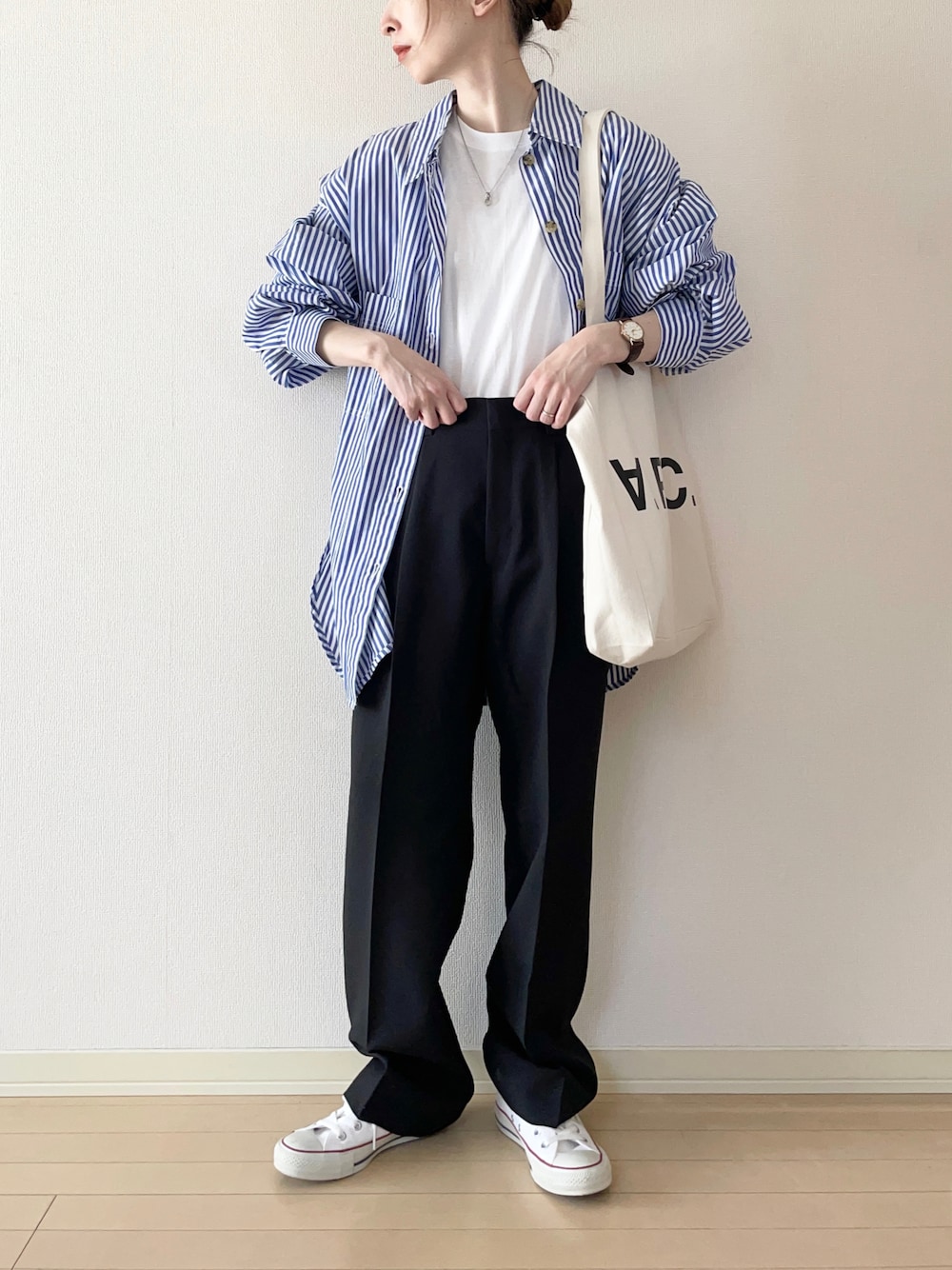 「ストライプシャツ、白Tシャツ、スラックス、converse、コンバース、スニーカー、トートバッグ、大人カジュアル、オトナカジュアル、カジュアルコーデ、春コーデ」｜「Ungridの【WEB限定】ストライプルーズシャツ（シャツ/ブラウス、ブルー系）」を使った、𝐀𝐍𝐘さん（レディース・156cm）の春コーディネートの1枚目の写真