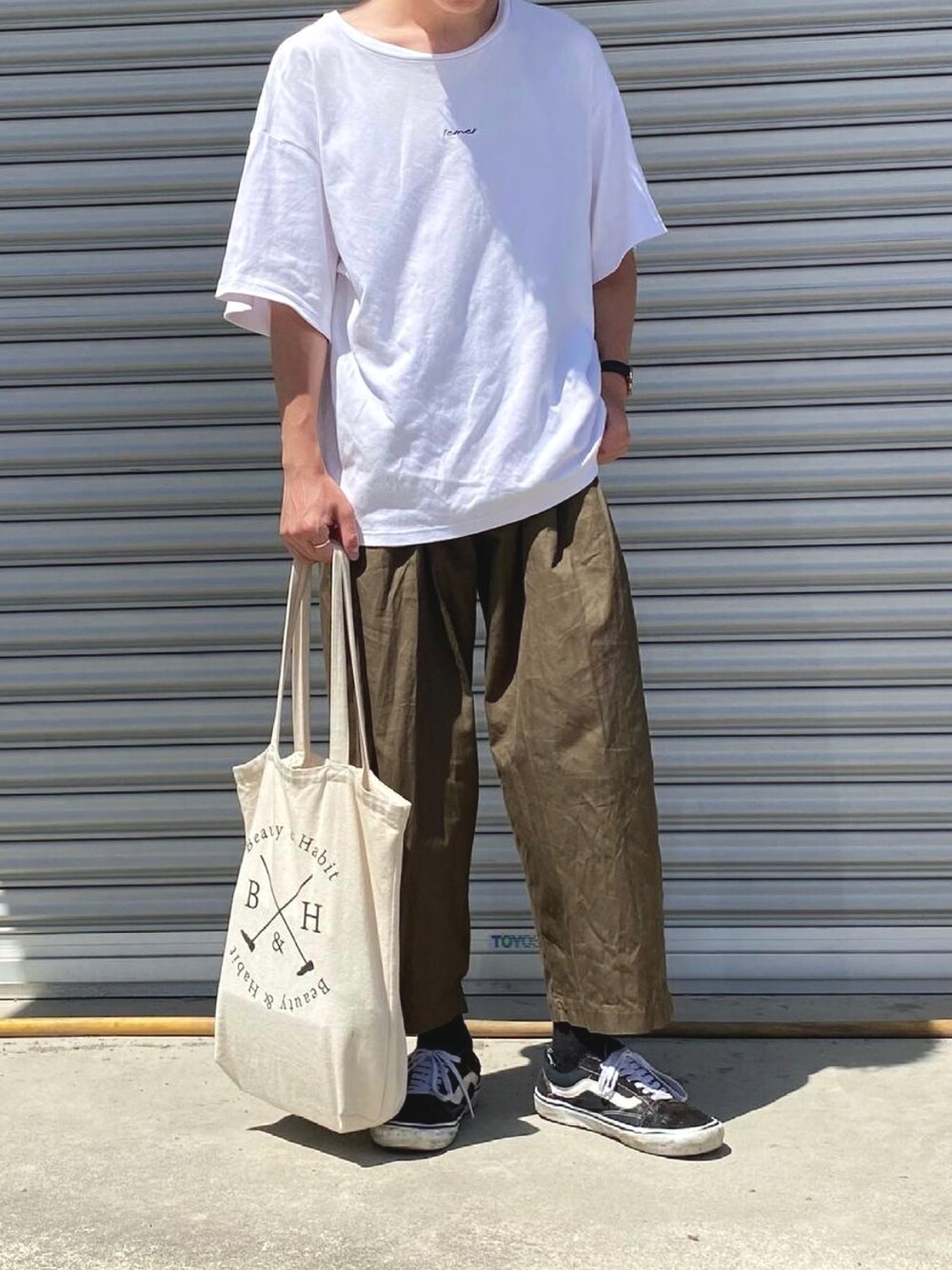 ホワイト系のTシャツ/カットソー、グリーン系のその他パンツ、ベージュ系のトートバッグを着用したメンズの夏コーディネートの1枚目の写真