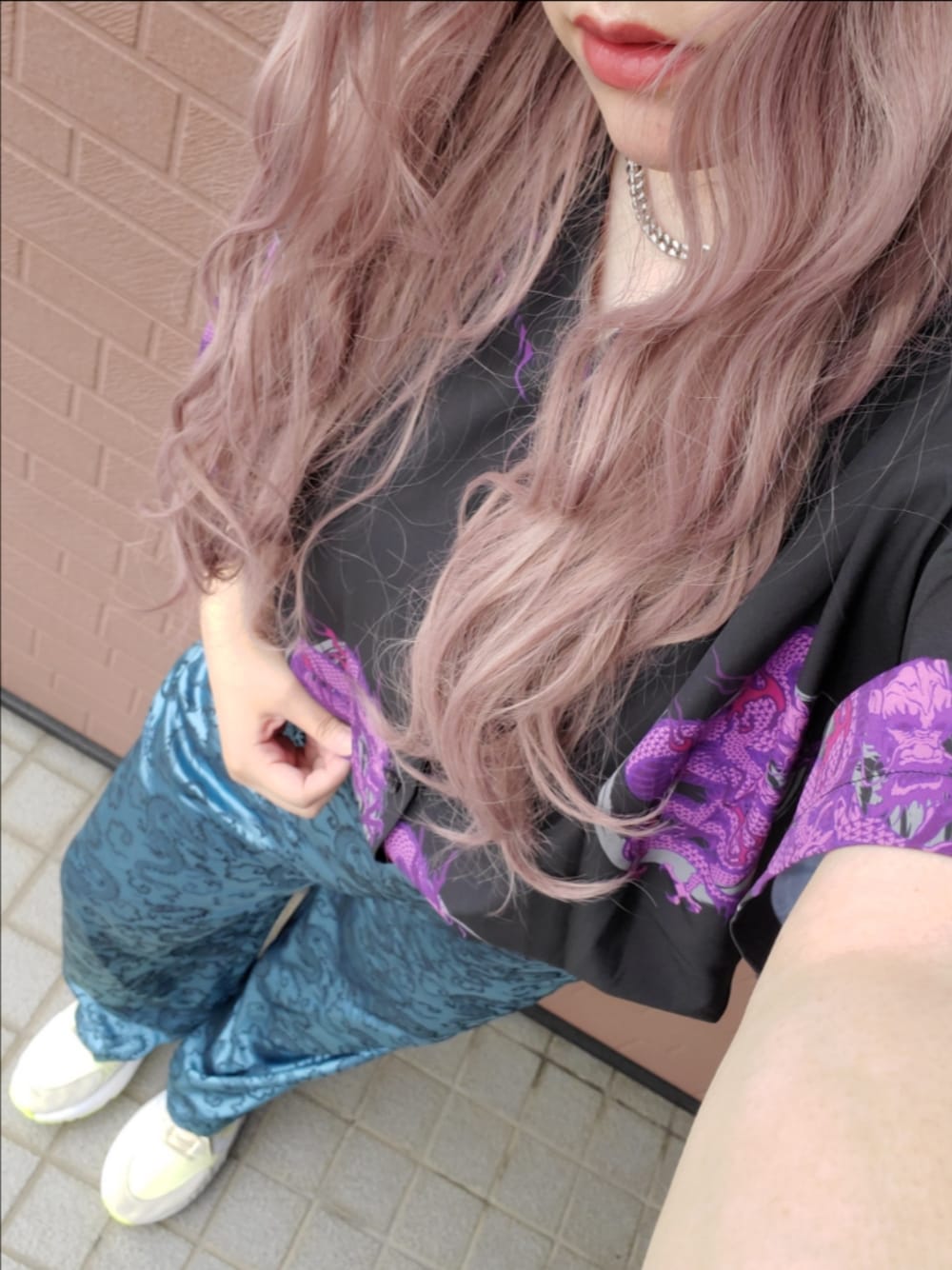 「ゆったりコーデ、AIVER、PUNYUS、スニーカー、チャイナ」｜「AIVERのCASPER JOHN AIVER　シェンロンサテンシャツ（シャツ/ブラウス、ブラック系）」を使った、kyanさん（レディース・159cm）の夏コーディネートの1枚目の写真