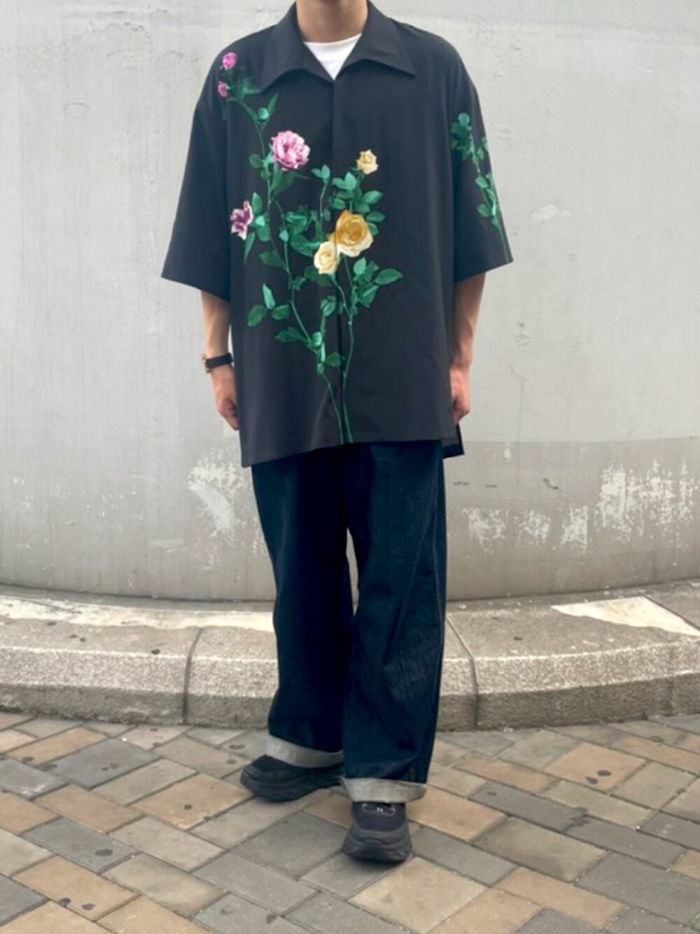 ブラック系のシャツ/ブラウス、ブルー系のデニムパンツ、ブラック系のスニーカーを着用したメンズの夏コーディネートの1枚目の写真