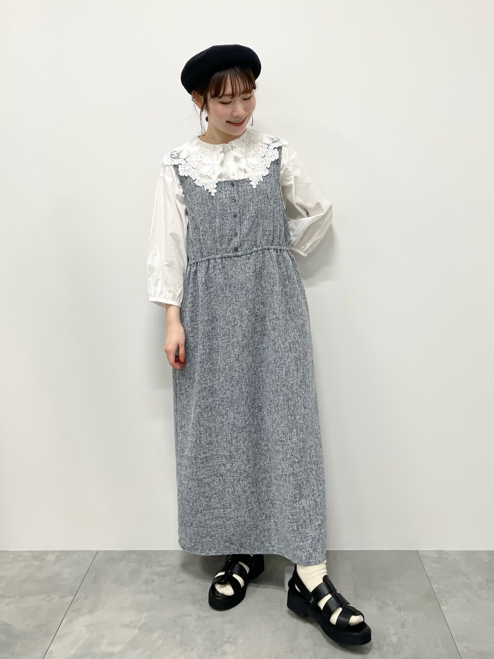 「ワンピース、ジャンスカ、ベレー帽、白ブラウス、ガーリー、ビッグカラー、夏コーデ、キャミワンピ、ehka sopo、低身長」｜「ehka sopoのツイードライクジャンパースカート（ワンピース、ブルー系）」を使った、おゆいさん（レディース・151cm）の春コーディネートの1枚目の写真