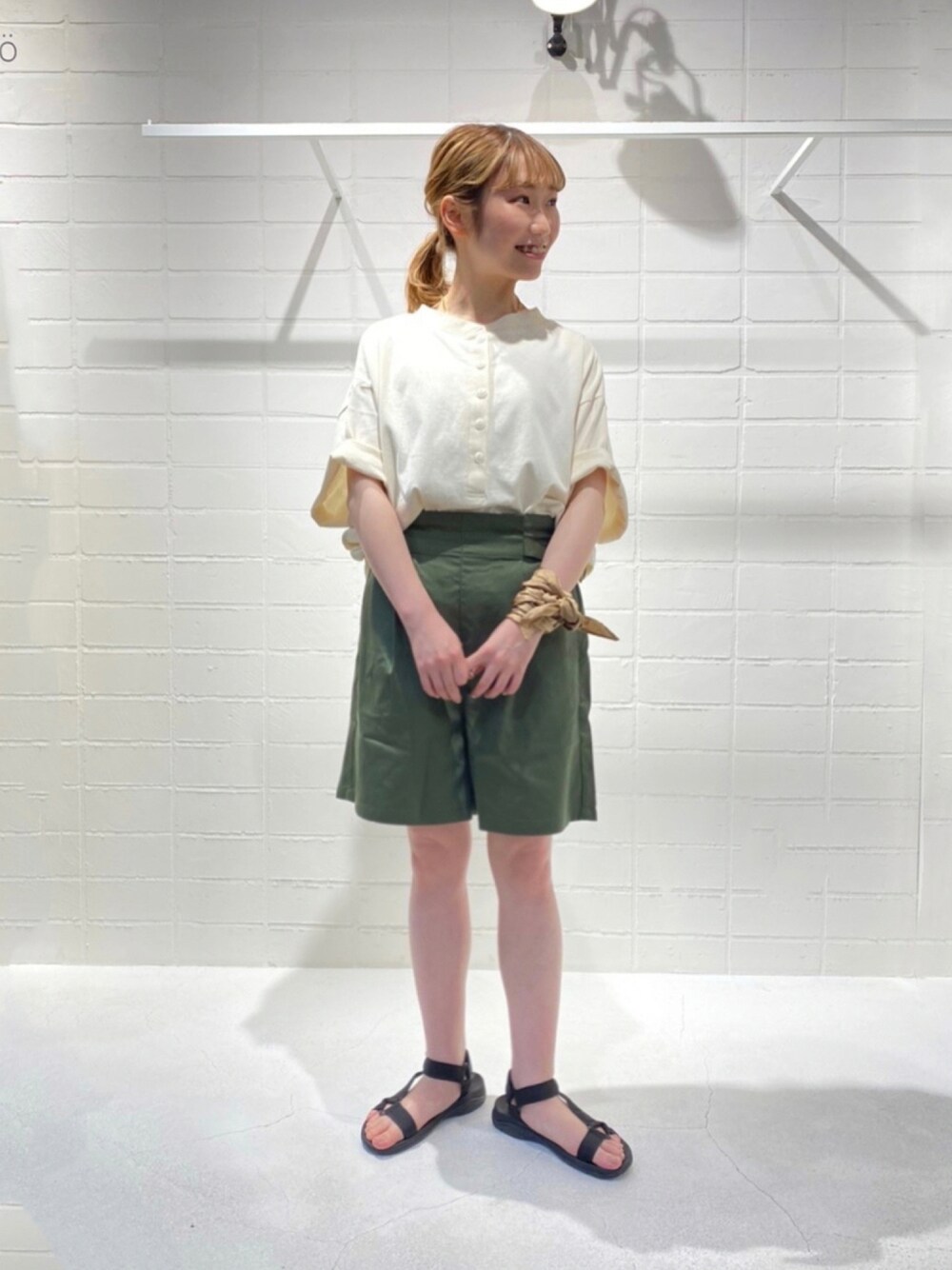 「夏、低身長、ハーフパンツ、夏コーデ、スポーツミックス、スポーツサンダル、ehka sopo、古着、カーキ、ショートパンツ」｜「ehka sopoのヘンリーネック前後着Tシャツ（Tシャツ/カットソー、ホワイト系）」を使った、おゆいさん（レディース・151cm）の夏コーディネートの1枚目の写真