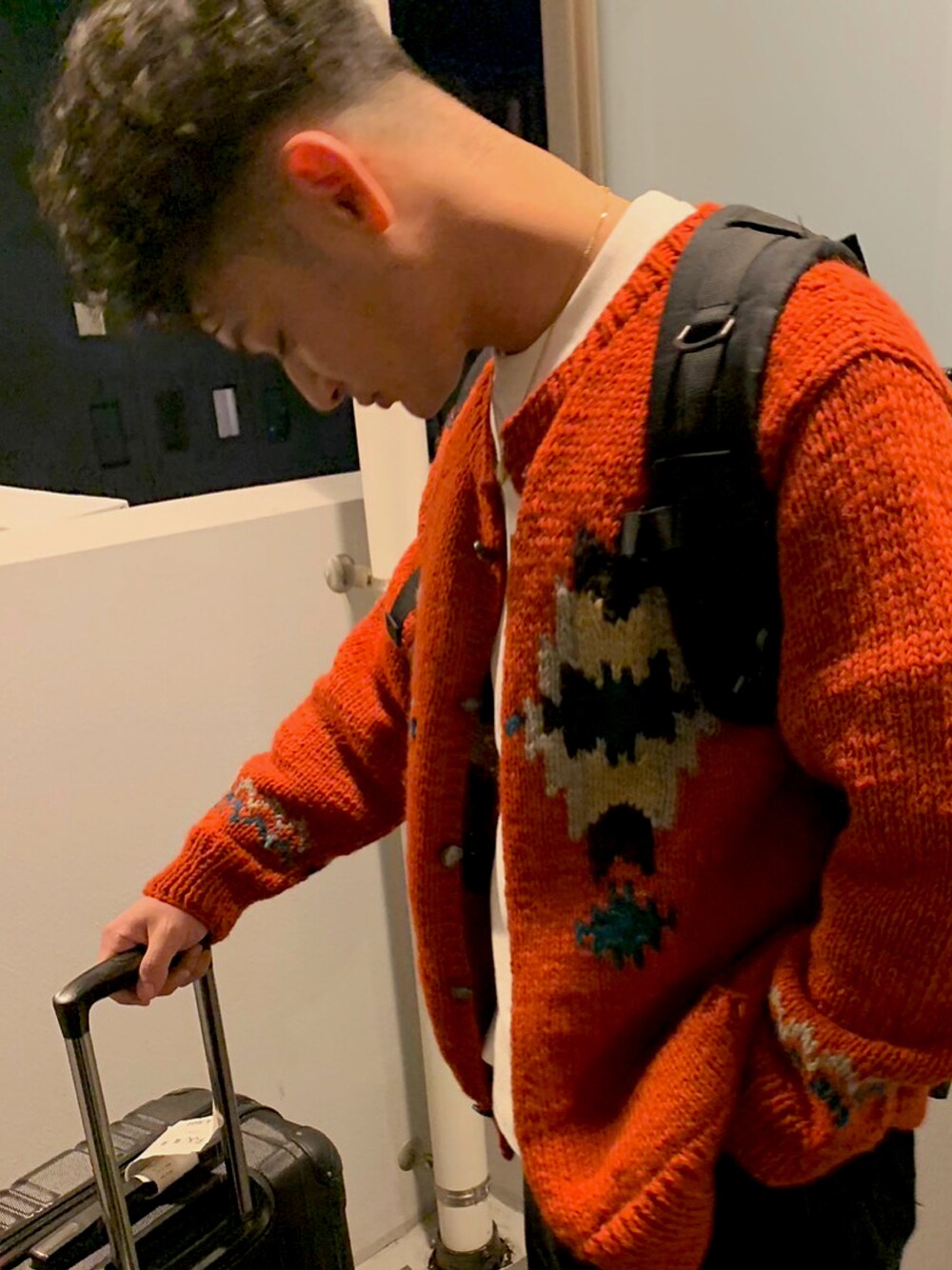 「シンプルコーデ、春、おしゃれさんと繋がりたい、UNIQLO、大人カジュアル」｜「チャイハネのアイテム（カーディガン/ボレロ、オレンジ系）」を使った、やすさん（メンズ・173cm）の冬コーディネートの1枚目の写真