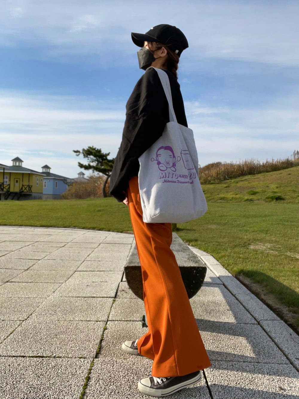 「スウェット、カラーパンツ、秋服、みつあみ、黒マスク、MDC、黒コンバース、wearhalloween2021、目つむりショット、秋がもう終わる」｜「LVEU.のOversized sweatshirt / オーバーサイズスウェット（スウェット、ブラック系）」を使った、もちさん（レディース・160cm）の秋コーディネートの1枚目の写真