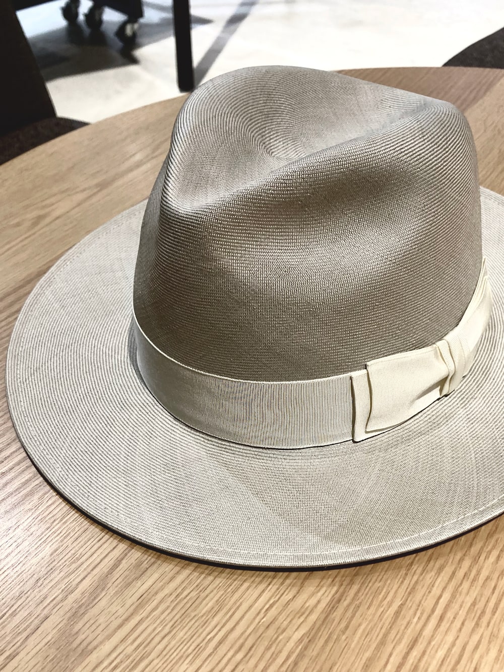 シルバー系のハットを着用したメンズの夏コーディネートの1枚目の写真