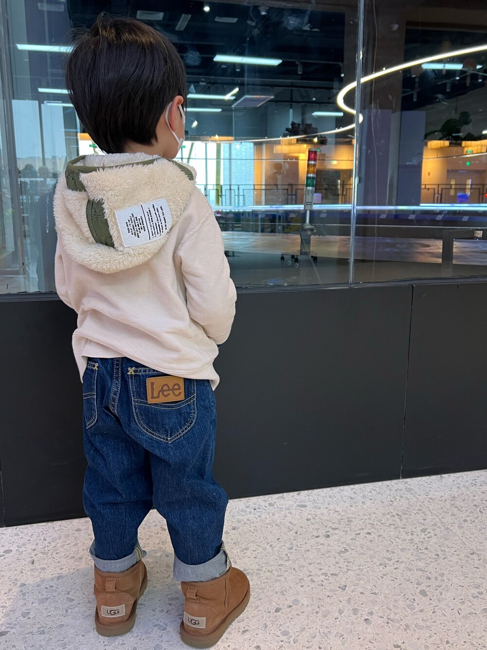 「ootd、雪地靴、DENIM DUNGAREE、街头搭配」｜「DENIM DUNGAREEのアイテム（パーカー、ホワイト系）」を使った、sunstar0109さん（キッズ・100cm）の夏コーディネートの1枚目の写真