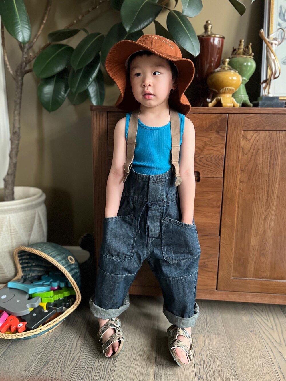 「ootd、夏、街头搭配、复古」｜「DENIM DUNGAREEのアイテム（キャップ、ブラウン系）」を使った、sunstar0109さん（キッズ・100cm）の夏コーディネートの1枚目の写真