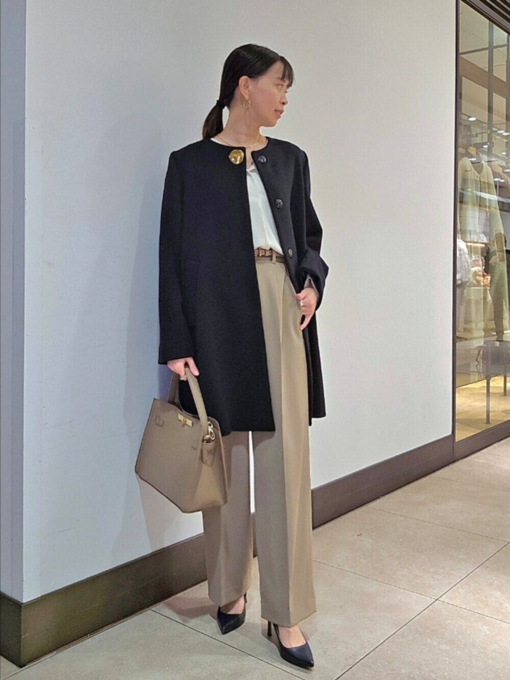 グリーン系のその他パンツ、ブルー系のノーカラーコート、ベージュ系のショルダーバッグを着用したレディースの冬コーディネートの1枚目の写真