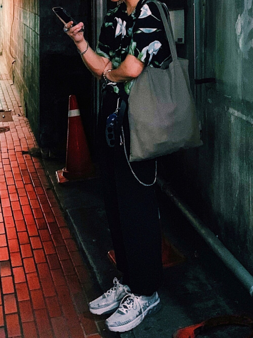 「今日のコーデ、夏、ootd、シャツ/ブラウス、柄シャツ、ワントーンコーデ、休日スタイル、休日コーデ、COOLなこのコが仲間入り」｜「Rick Owensのアイテム（トートバッグ、グリーン系）」を使った、tmtizzleさん（メンズ・183cm）の夏コーディネートの1枚目の写真