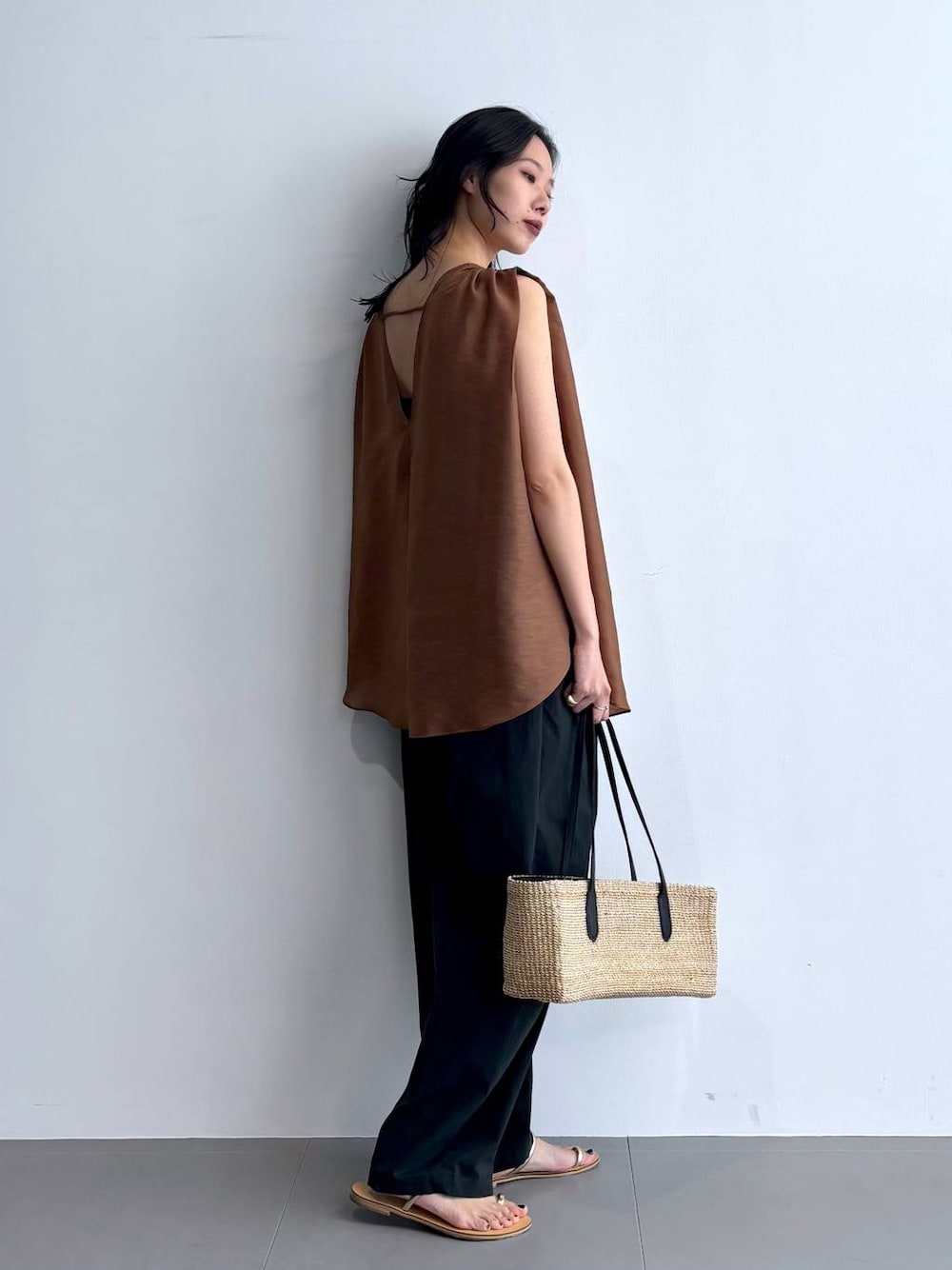 「ノースリーブ、ブラウス、パンツ、ワイドパンツ、サンダル、バッグ、ブレスレット、ブラウン、ヘルシー、トラッド、ナチュラル、高見え、休日コーデ、楽ちんコーデ、女子会」｜「The Bagmatiの【BAGMATI】スクエアバッグ（かごバッグ、ベージュ系）」を使った、blmikuroさん（レディース・164cm）の夏コーディネートの1枚目の写真