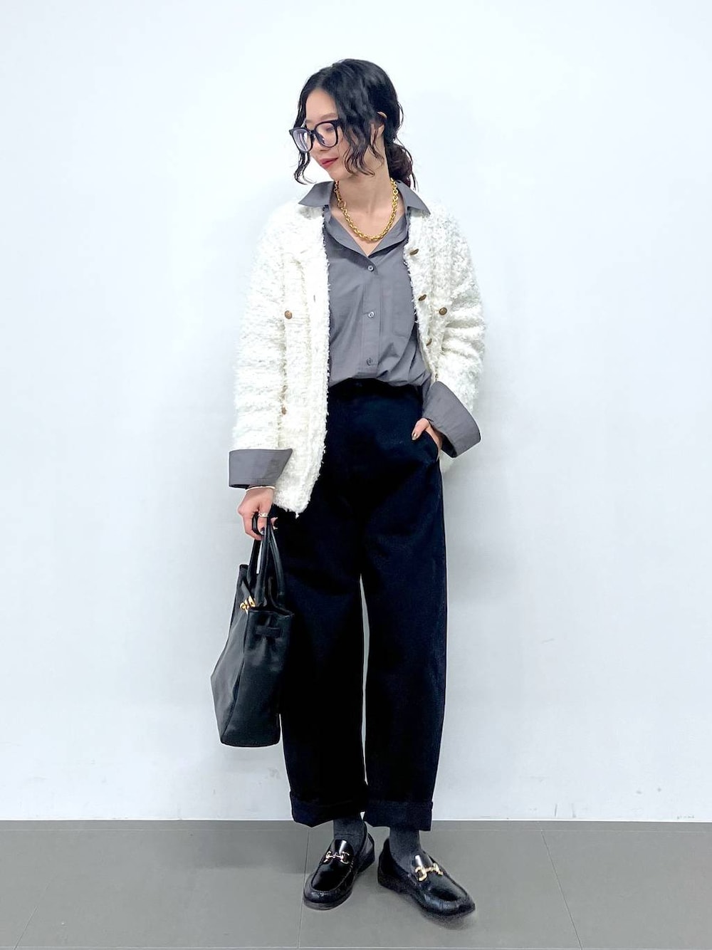 「シャツ、バッグ、トラッド、ナチュラル、高見え、休日コーデ、楽ちんコーデ、女子会、着痩せ、女子ウケ、BABYLONE、着痩せ・細見え、大人カジュアル、カーディガン、ジャケット」｜「Laura LombardiのLaura Lombardi / PORTRAITネックレス（ネックレス、ブラウン系）」を使った、blmikuroさん（レディース・164cm）の冬コーディネートの1枚目の写真