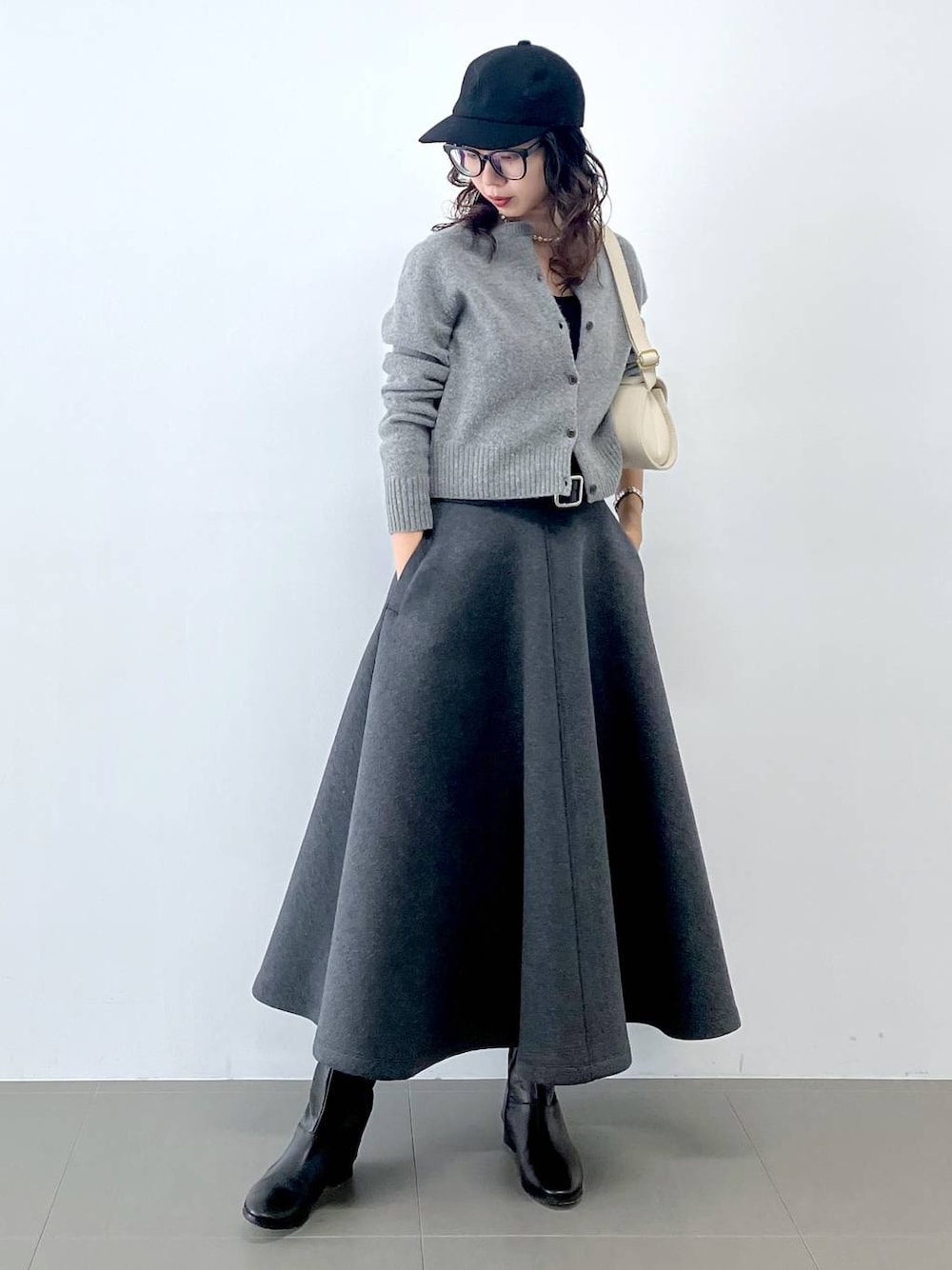 「休日コーデ、モード、トラッド、カジュアル、楽ちんコーデ、女子会、着痩せ、女子ウケ、ハンサム、ナチュラル、BABYLONE、着痩せ・細見え、大人カジュアル、モノトーン、ワントーン」｜「upperhightsの【upper hights】ウールキャップ（キャップ、ブラック系）」を使った、blmikuroさん（レディース・163cm）の秋コーディネートの1枚目の写真
