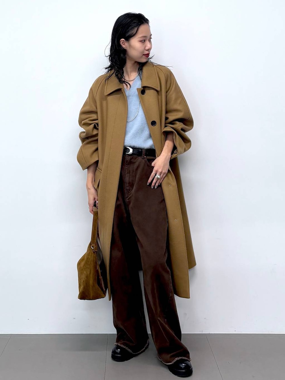 ブルー系のニット/セーター、ブラック系のサンダル、イエロー系のステンカラーコートを着用したレディースの秋コーディネートの1枚目の写真